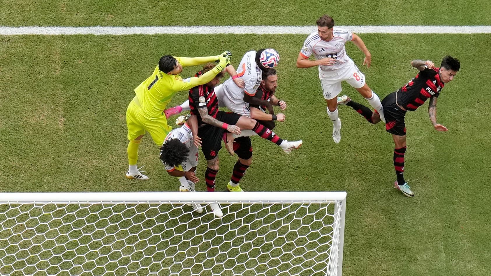 Szene vor dem 1:0 der Bayern: Getümmel im Flamengo-Strafraum.
