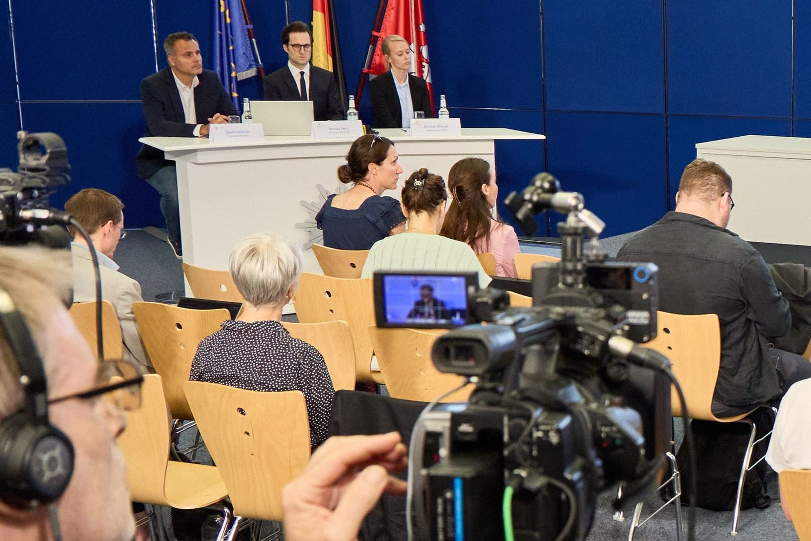 Polizei und Staatsanwaltschaft bei der Pressekonferenz: Ein 20-jähriger Hamburger soll ein führender Kopf des sadistischen Netzwerks "764" sein.