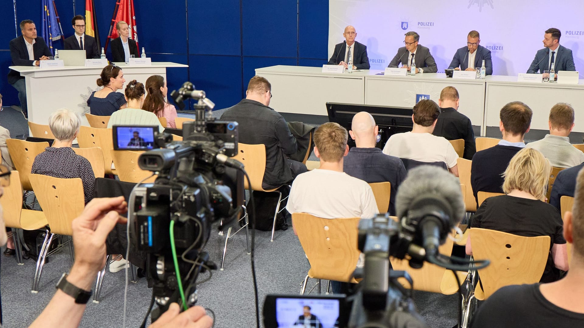Polizei und Staatsanwaltschaft bei der Pressekonferenz: Ein 20-jähriger Hamburger soll ein führender Kopf des sadistischen Netzwerks "764" sein. Polizei und Staatsanwaltschaft bei der Pressekonferenz: Ein 20-jähriger Hamburger soll ein führender Kopf des sadistischen Netzwerks "764" sein.