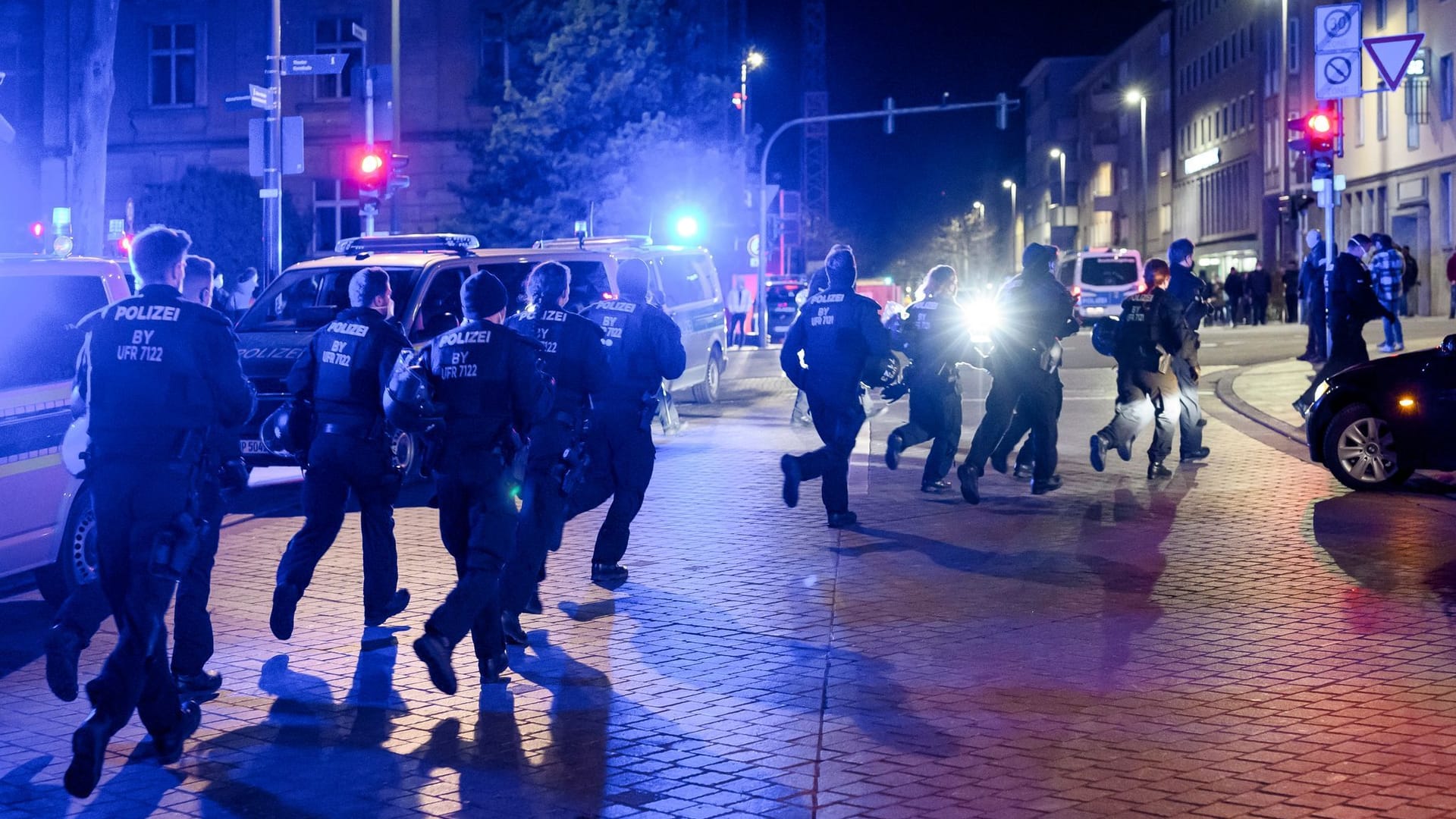 Jeden Tag werden mehr als acht Polizisten in Bayern verletzt Jeden Tag werden mehr als acht Polizisten in Bayern verletzt