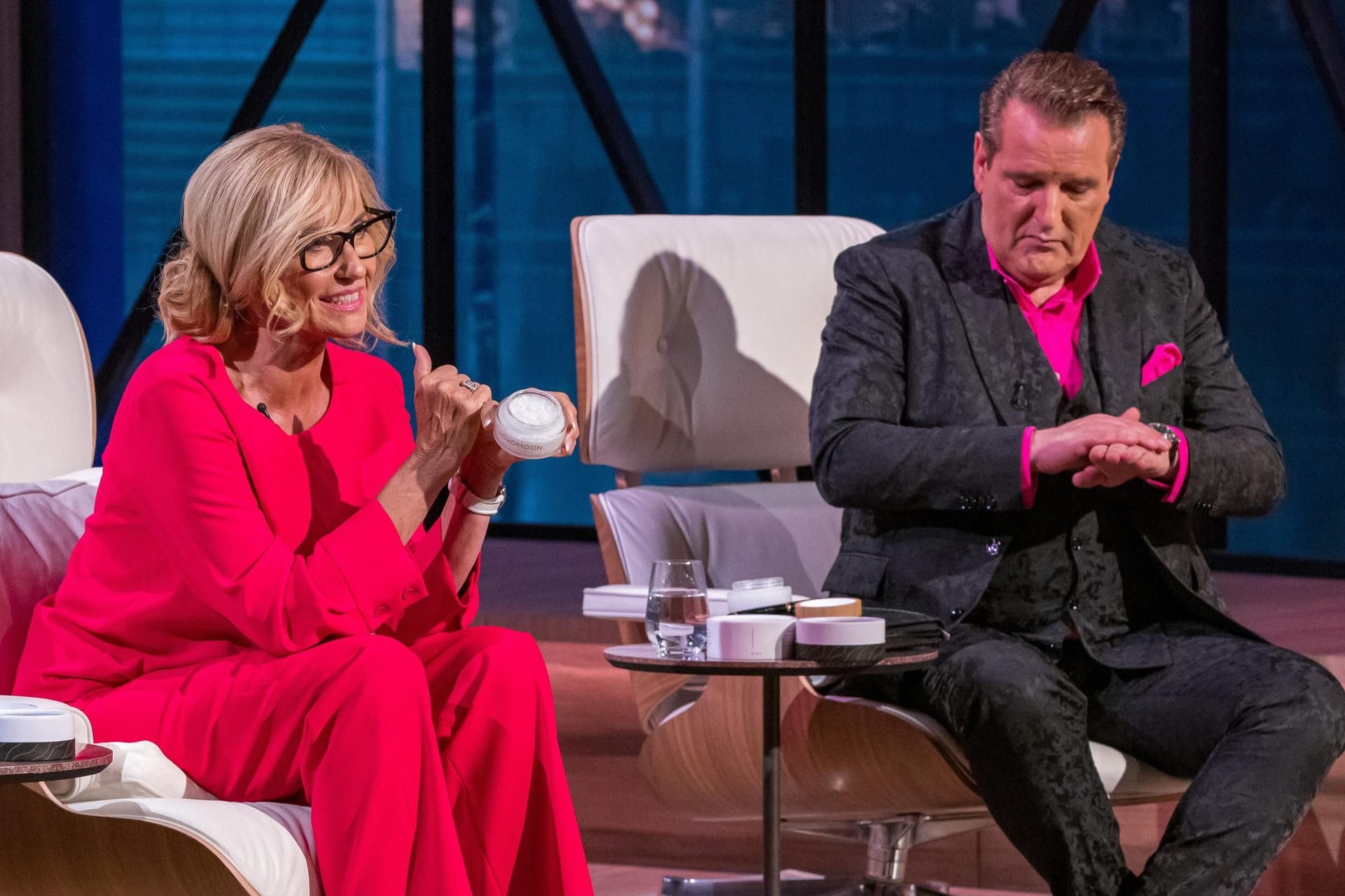 Die "Löwen" Dagmar Wöhrl und Ralf Dümmel: Sie nahmen die essbare Gleitcreme und Intimpflege von Kokomoon genau unter die Lupe.