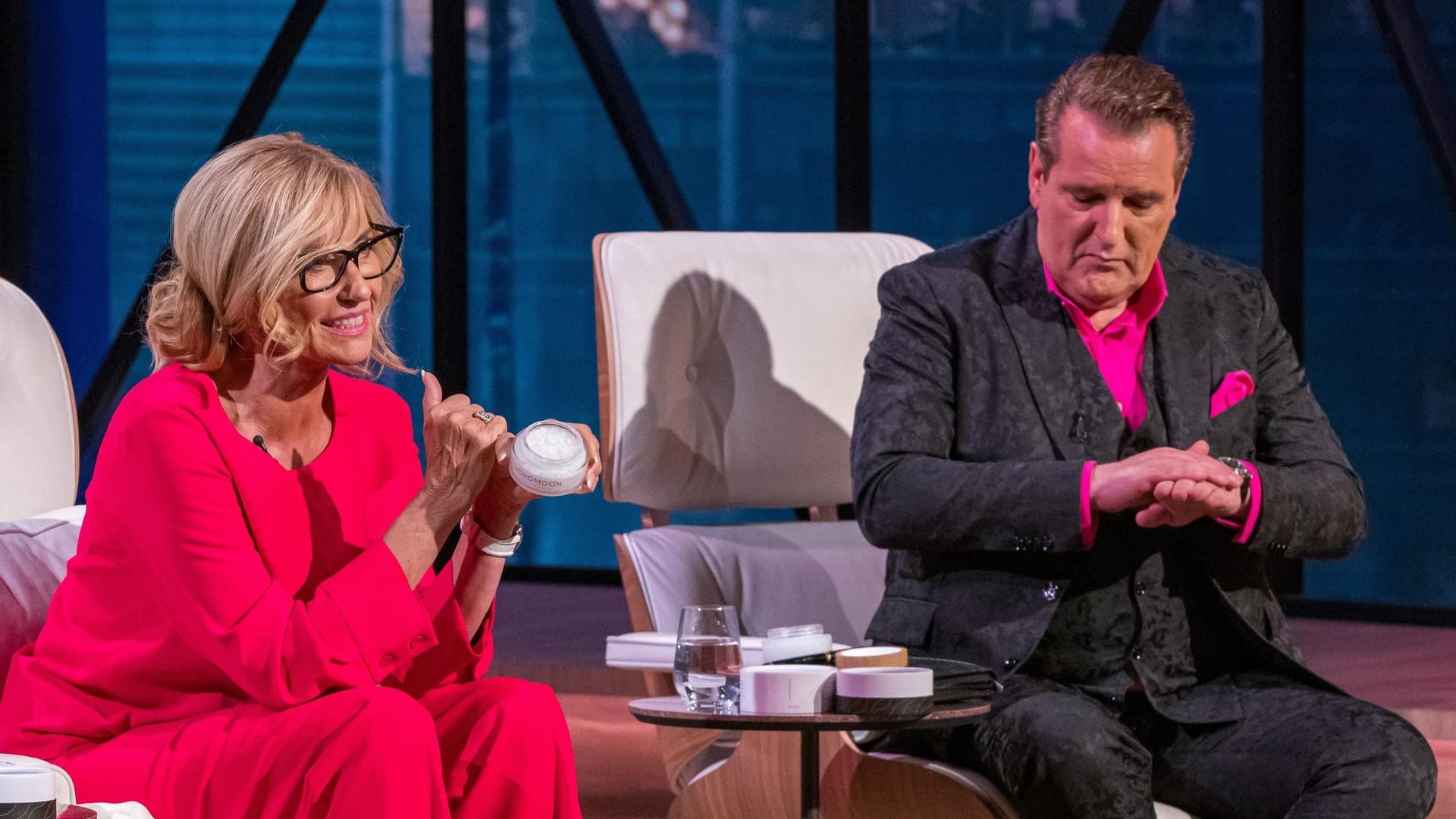 Die "Löwen" Dagmar Wöhrl und Ralf Dümmel: Sie nahmen die essbare Gleitcreme und Intimpflege von Kokomoon genau unter die Lupe.