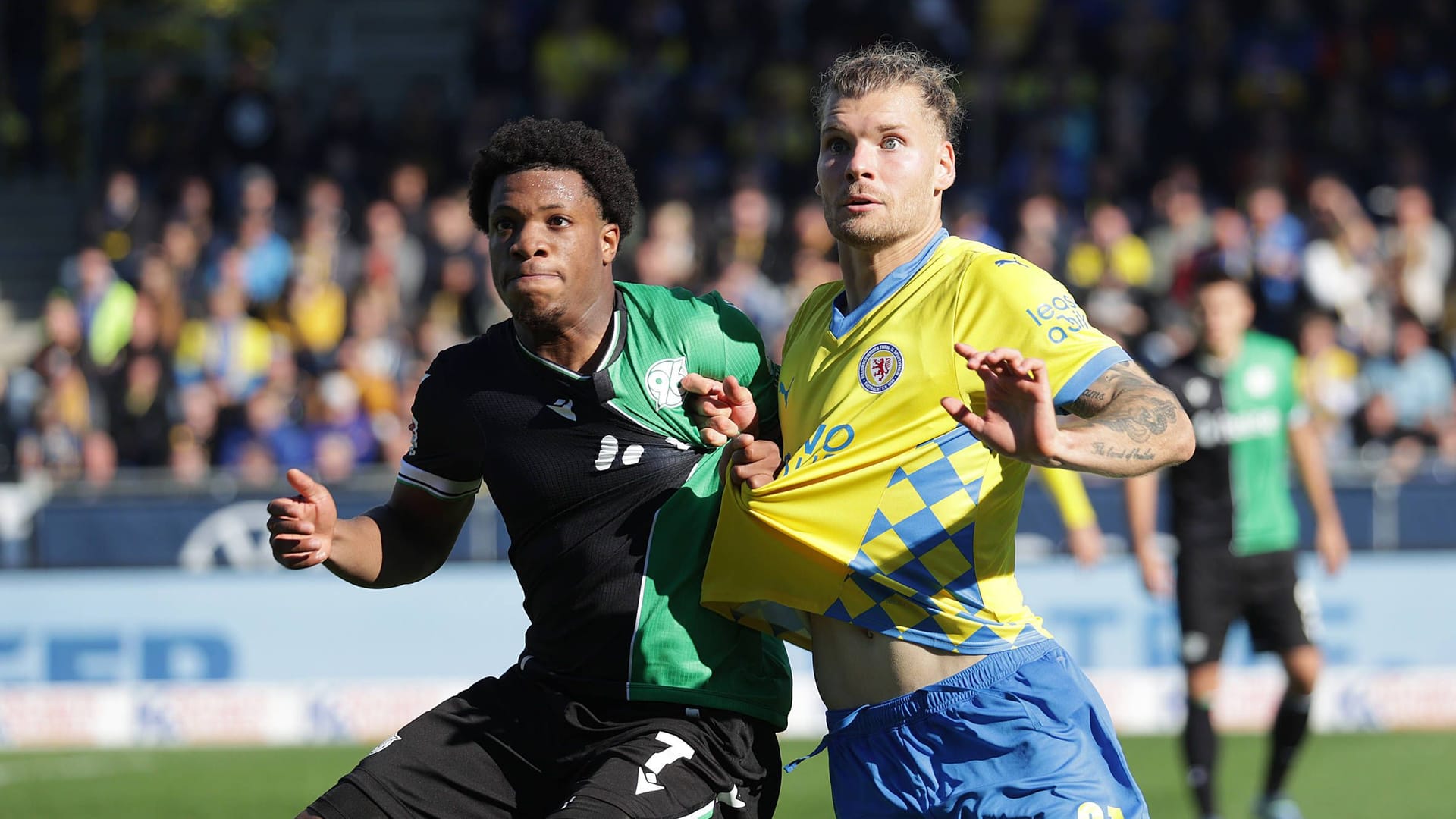 Jessic Ngankam (l., Hannover 96) und Kevin Kehlers (Eintracht Braunschweig) im Zweikampf: Die DFL hat den Spieltag für das Niedersachsenderby festgelegt. Jessic Ngankam (l., Hannover 96) und Kevin Kehlers (Eintracht Braunschweig) im Zweikampf: Die DFL hat den Spieltag für das Niedersachsenderby festgelegt.