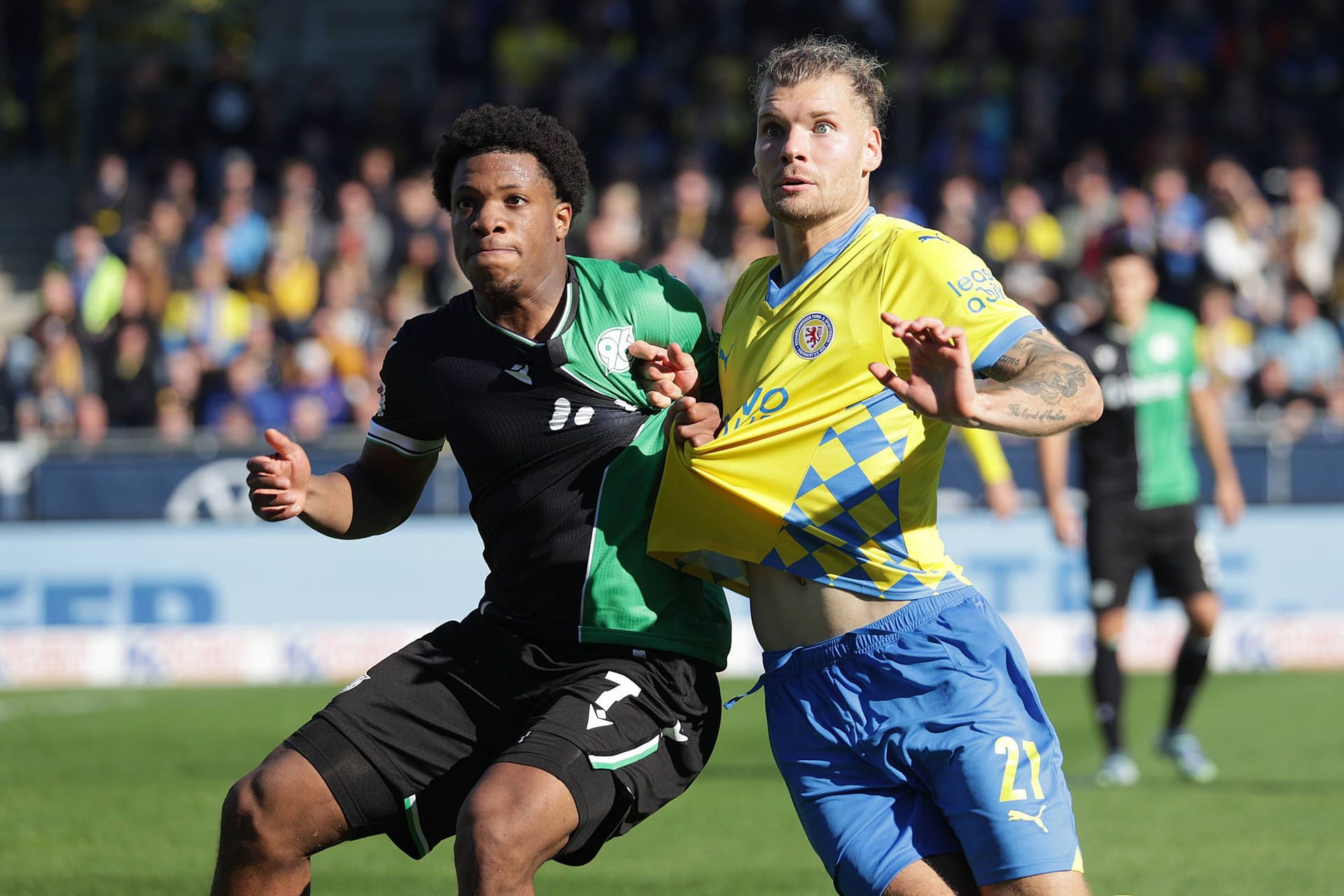 Jessic Ngankam (l., Hannover 96) und Kevin Kehlers (Eintracht Braunschweig) im Zweikampf: Die DFL hat den Spieltag für das Niedersachsenderby festgelegt. Jessic Ngankam (l., Hannover 96) und Kevin Kehlers (Eintracht Braunschweig) im Zweikampf: Die DFL hat den Spieltag für das Niedersachsenderby festgelegt.