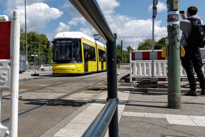 Eine Straßenbahn fährt in den gesicherten Bereich an der gesperrten Brücke an der Wuhlheide. (zu dpa: «Neuer Vorschlag: Kreisverkehr an der Wuhlheide-Brücke») Eine Straßenbahn fährt in den gesicherten Bereich an der gesperrten Brücke an der Wuhlheide. (zu dpa: «Neuer Vorschlag: Kreisverkehr an der Wuhlheide-Brücke»)