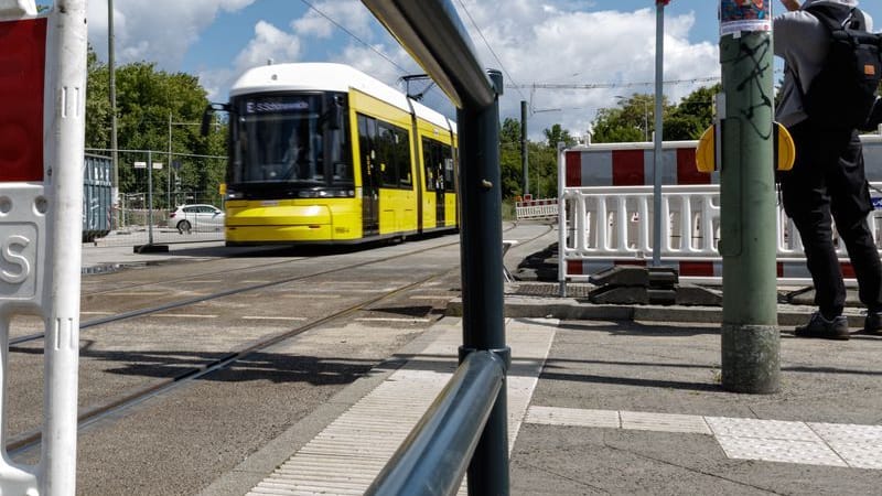 Eine Straßenbahn fährt in den gesicherten Bereich an der gesperrten Brücke an der Wuhlheide. (zu dpa: «Neuer Vorschlag: Kreisverkehr an der Wuhlheide-Brücke») Eine Straßenbahn fährt in den gesicherten Bereich an der gesperrten Brücke an der Wuhlheide. (zu dpa: «Neuer Vorschlag: Kreisverkehr an der Wuhlheide-Brücke»)