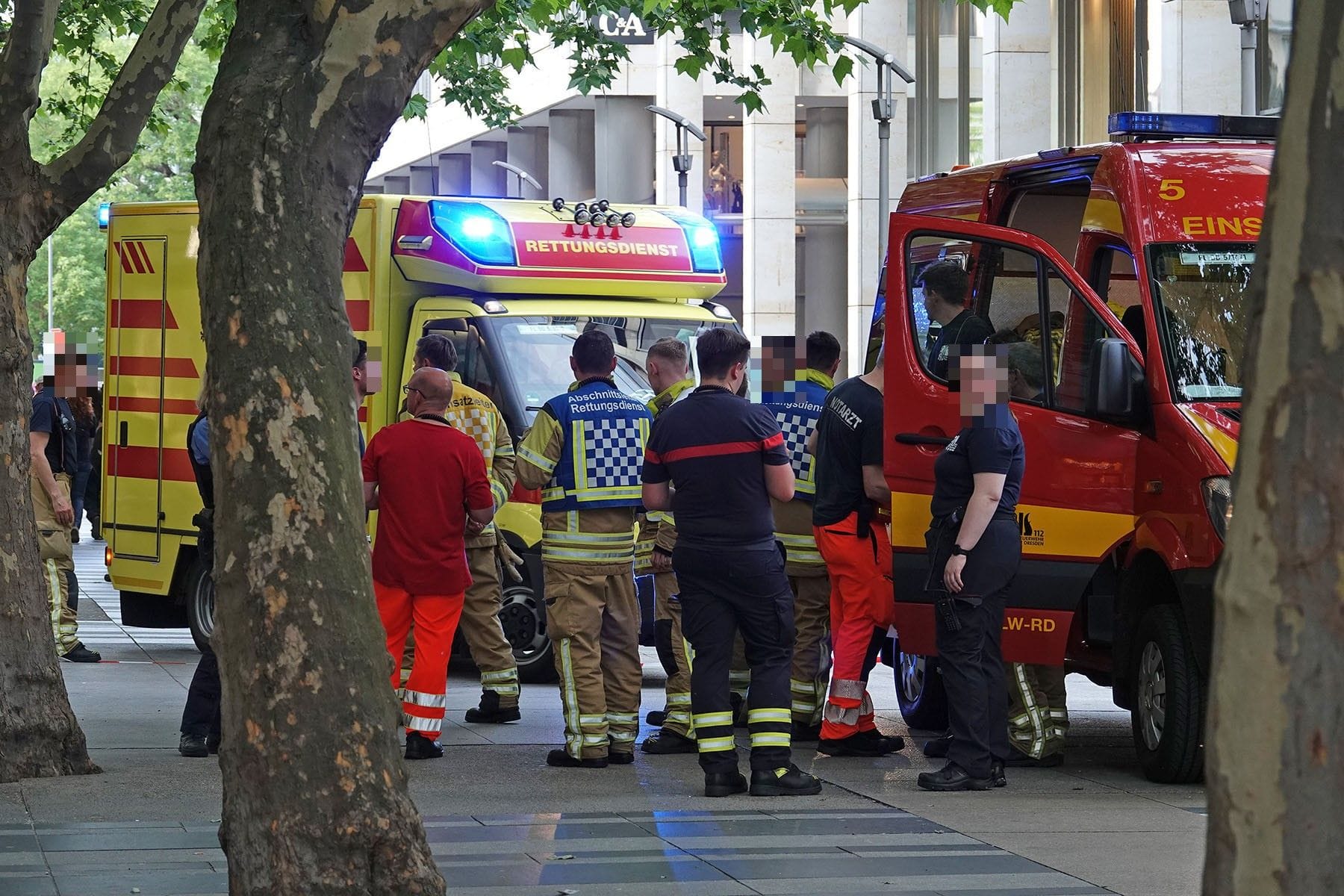 ABC-Alarm in der Dresdner Centrum-Galerie: Drei Personen wurden verletzt.