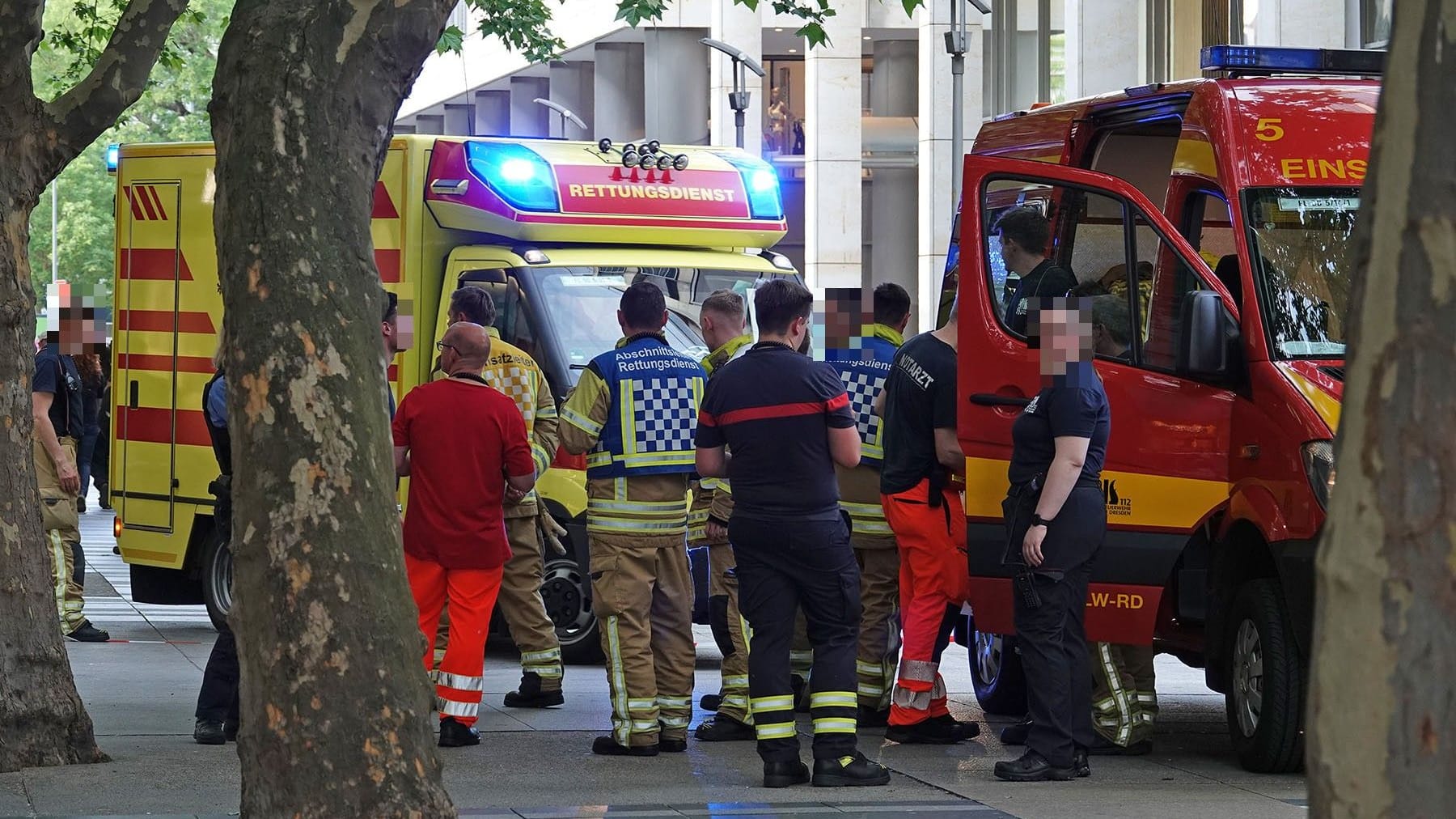 ABC-Alarm in der Dresdner Centrum-Galerie: Drei Personen wurden verletzt.