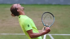 Alexander Zverev zieht mit Mühe in nächste Runde ein