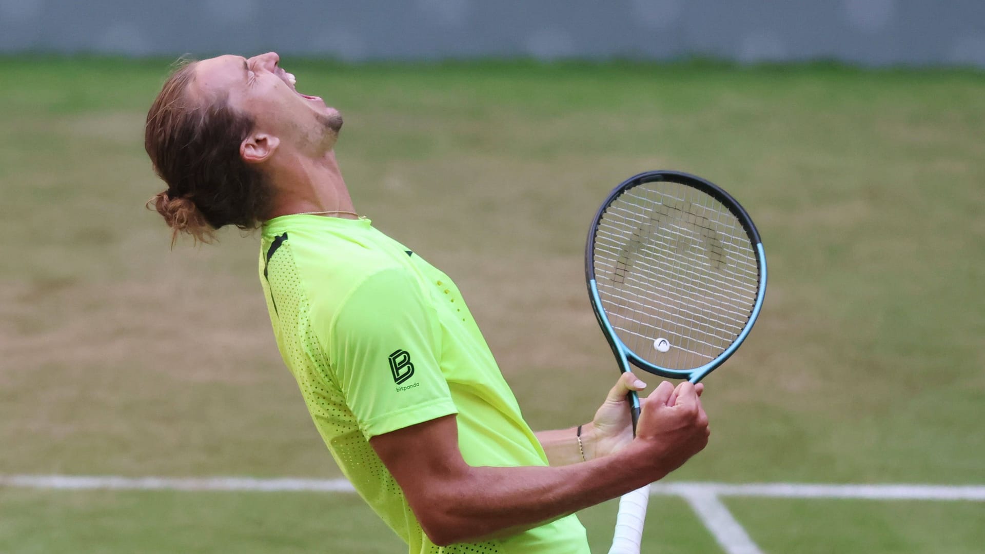 Alexander Zverev schreit seine Freude heraus: Beim Turnier in Halle hatte er durchaus Probleme.