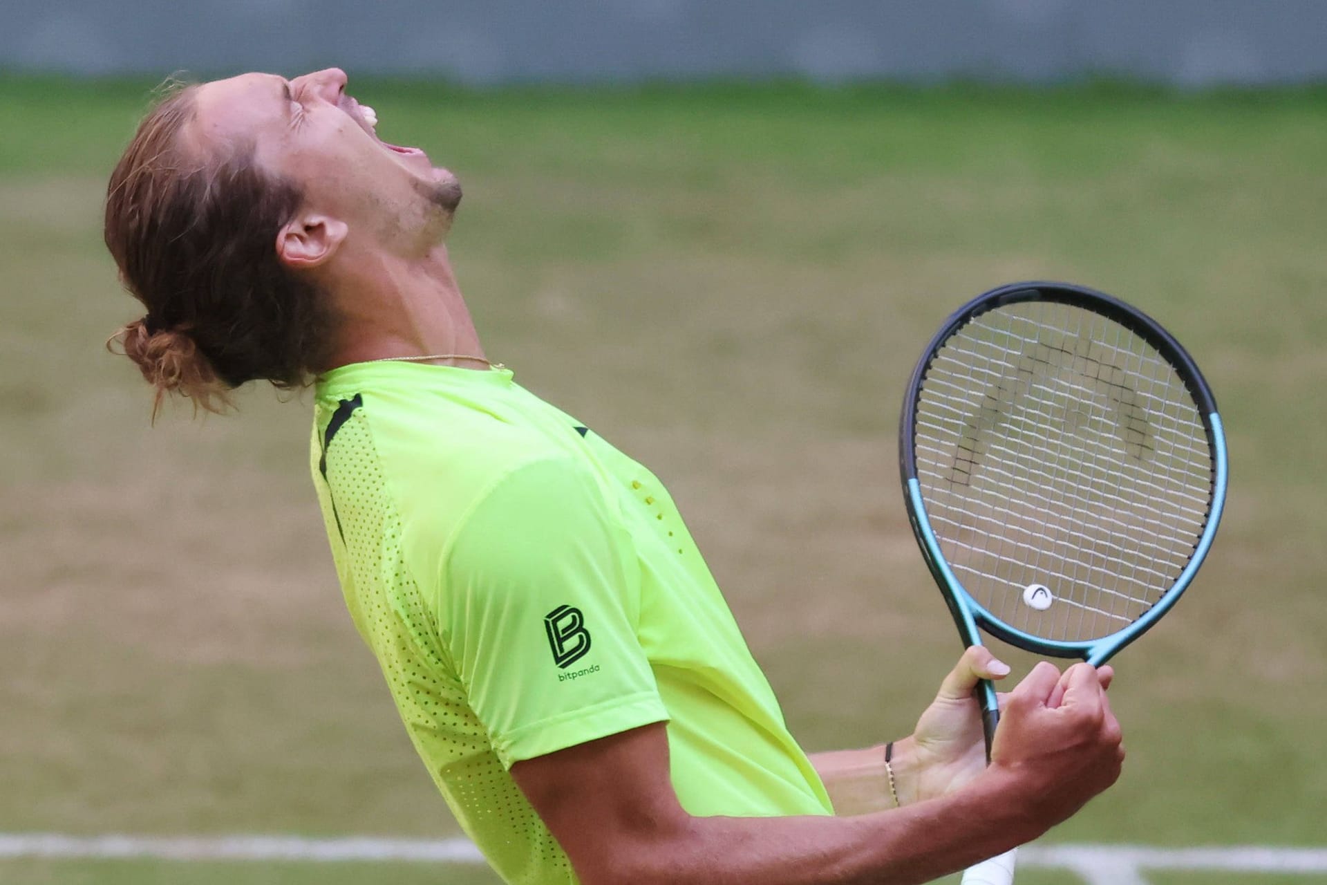 Alexander Zverev schreit seine Freude heraus: Beim Turnier in Halle hatte er durchaus Probleme.