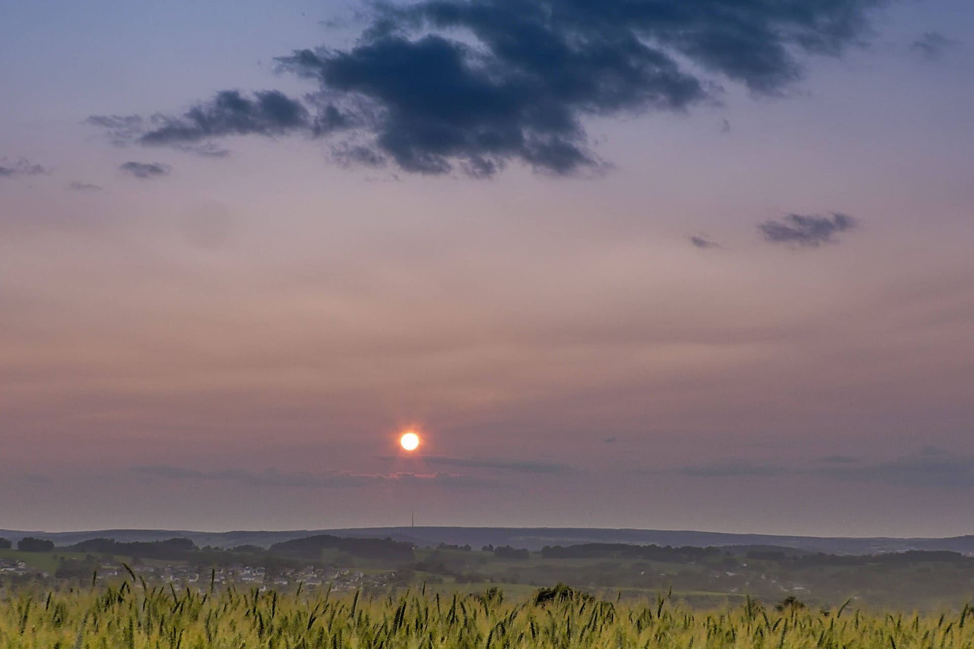 Eine milchige Schicht trübt den Blick auf den Himmel in Deutschland: Grund sind Waldbrände in Kanada.