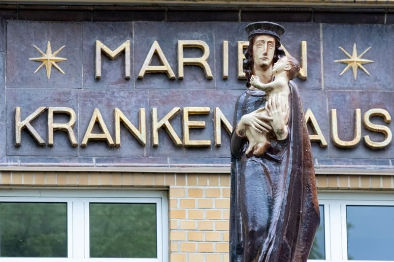 Blick auf den Schriftzug über dem Eingang des Marienkrankenhauses (Archivbild): Der mutmaßliche Brandstifter muss sich heute vor einem Richter verantworten.