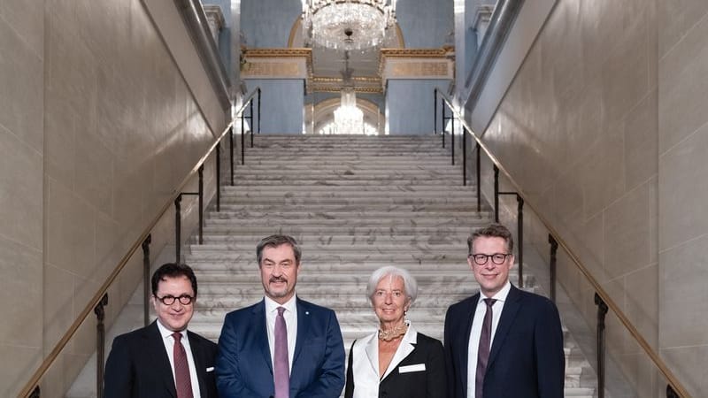 Der Intendant der Bayerischen Staatsoper, Serge Dorny (v.l.n.r.), Bayerns Ministerpräsident Markus Söder (CSU), die Präsidentin der Europäischen Zentralbank (EZB), Christine Lagarde, und Bayerns Kunstminister Markus Blume (CSU) stehen vor dem Festakt zum 150-jährigen Bestehen der Bayerischen Staatsoper im Nationaltheater in München.