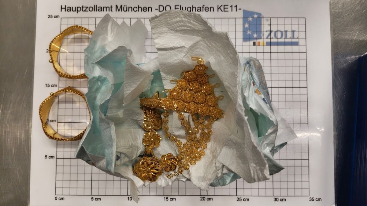 Zollbeamte (Symbolbild): Diesen Goldschmuck versteckte die 25-Jährige in Babywindeln.