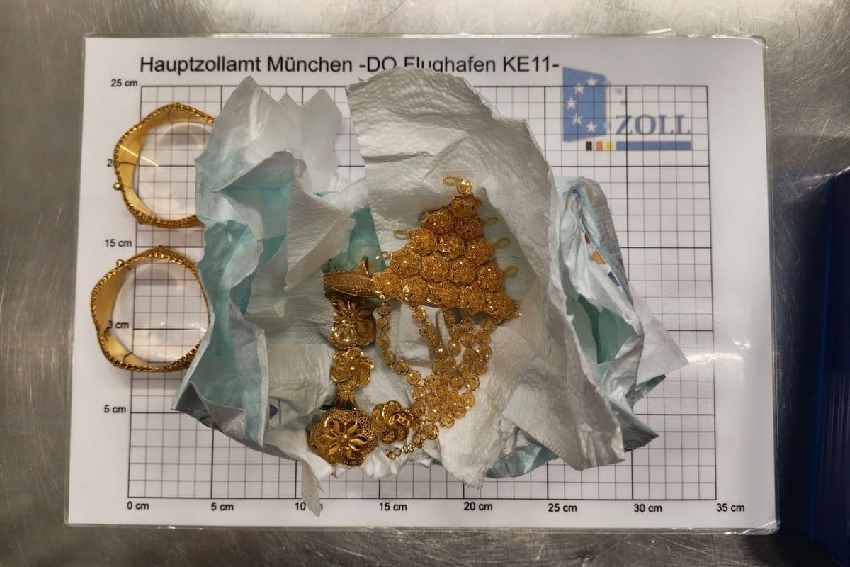 Zollbeamte (Symbolbild): Diesen Goldschmuck versteckte die 25-Jährige in Babywindeln.
