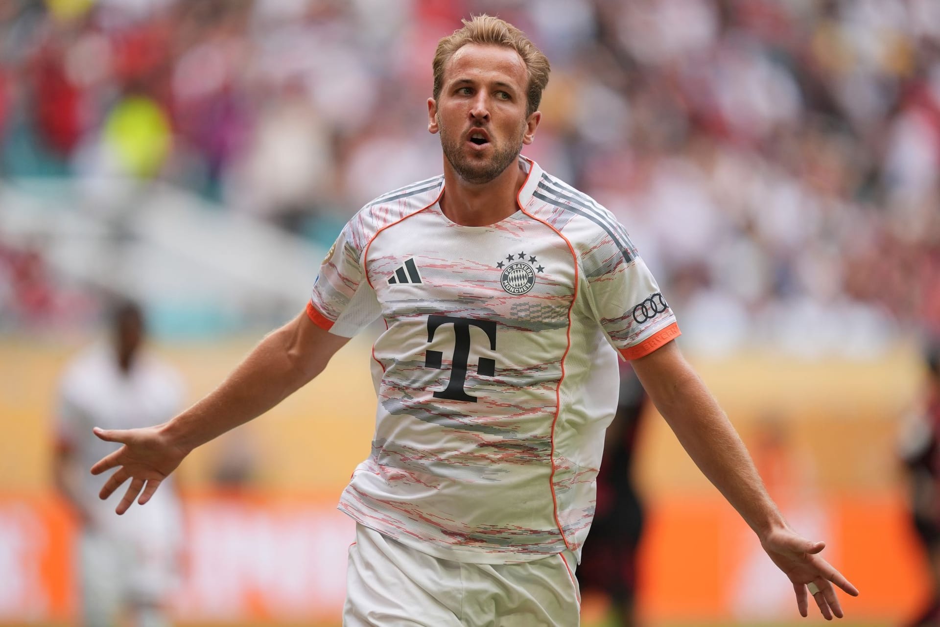 Harry Kane (bis 90.): Legte mit seinem platzierten Linksschuss an den linken Innenpfosten direkt das 2:0 nach. Musste sich die Bälle oft weit hinten holen. Schöner Ball ins Zentrum (45.). Schöner Querpass auf Sané (68.). Zog der hitzigen Partie mit seinem zweiten Treffer zum 4:2 den Stecker. War Bayerns Matchwinner. Note 1 Harry Kane (bis 90.): Legte mit seinem platzierten Linksschuss an den linken Innenpfosten direkt das 2:0 nach. Musste sich die Bälle oft weit hinten holen. Schöner Ball ins Zentrum (45.). Schöner Querpass auf Sané (68.). Zog der hitzigen Partie mit seinem zweiten Treffer zum 4:2 den Stecker. War Bayerns Matchwinner. Note 1