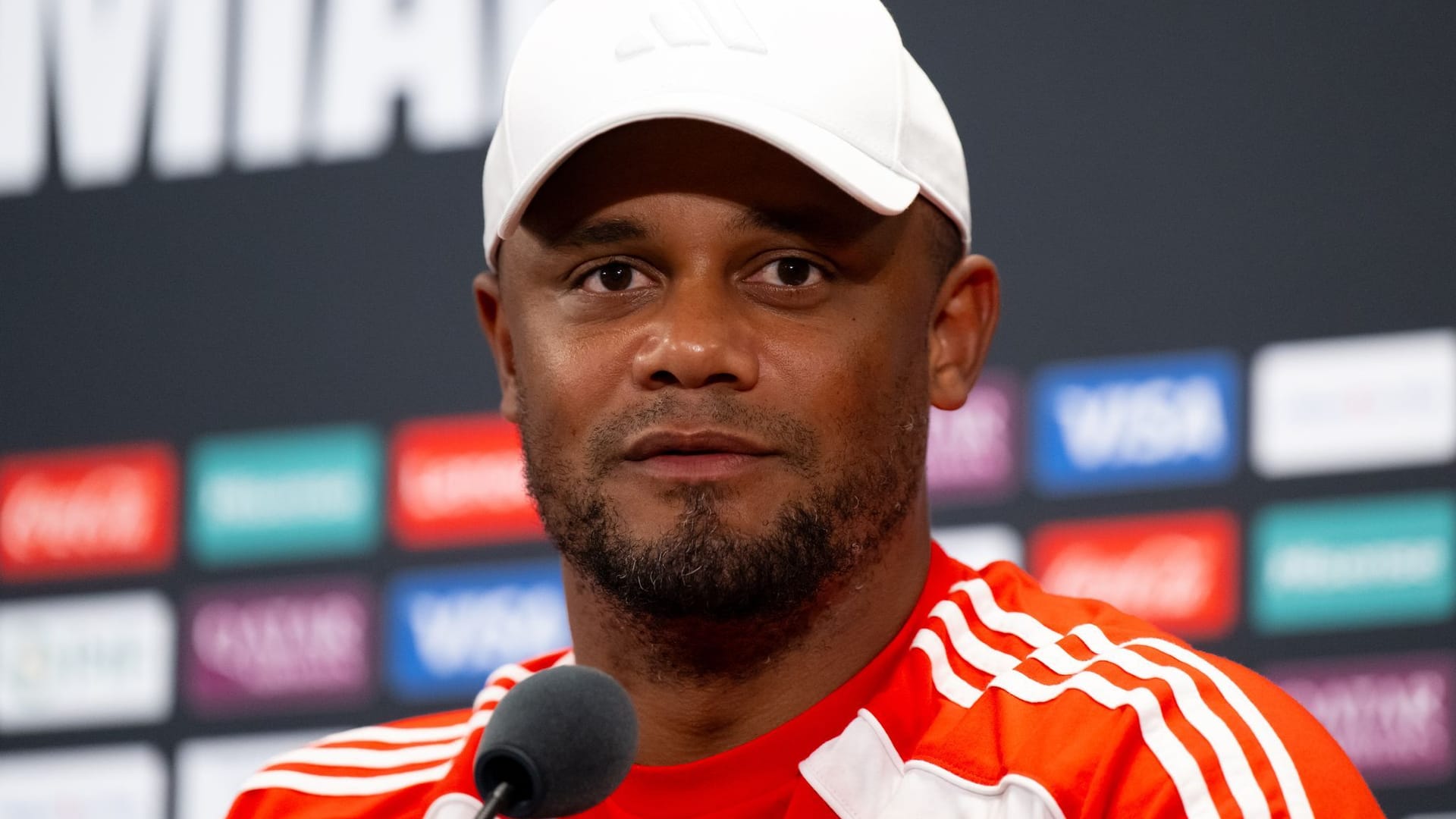 Trainer Vincent Kompany von München sitzt auf dem Podium bei der Pressekonferenz während der Club-WM.