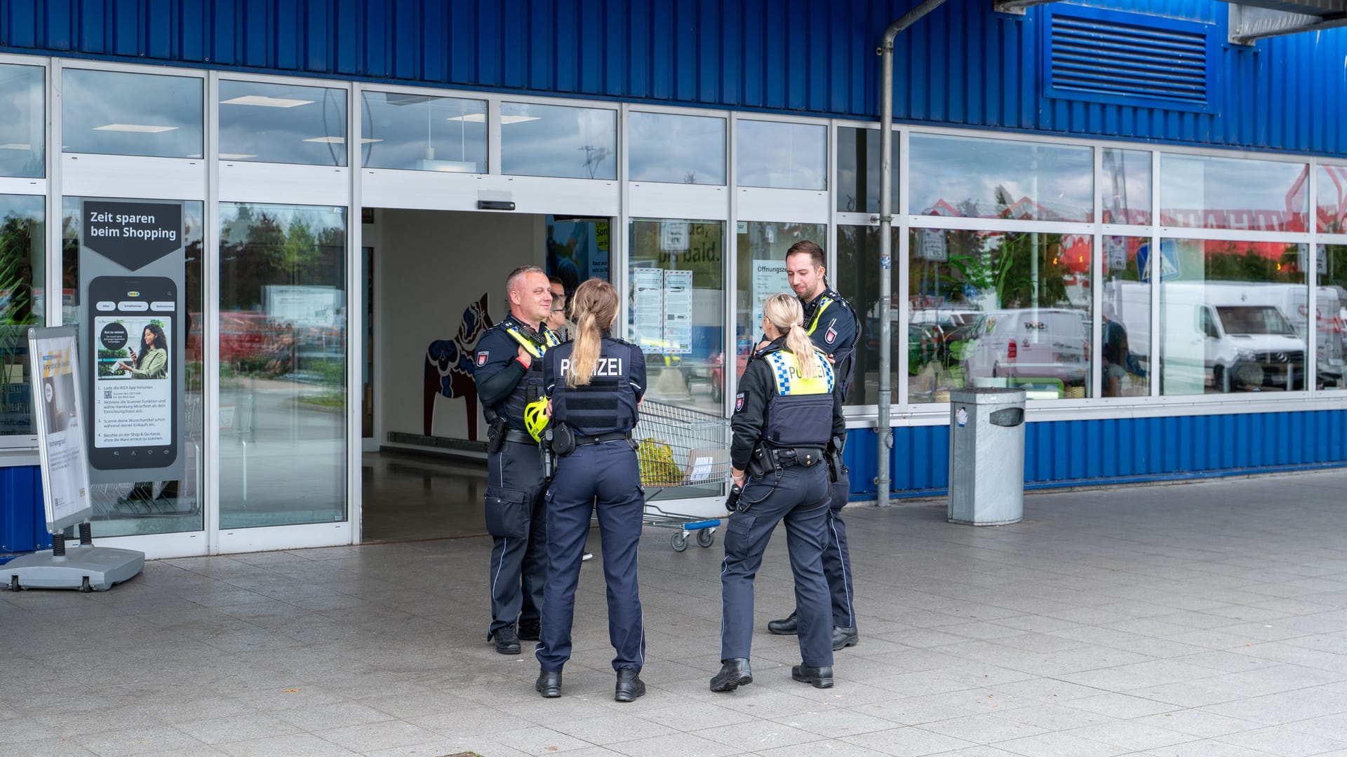 Polizeikräfte vor Ikea in Hamburg-Moorfleet: Nach einer telefonischen Bedrohung rückten mehrere Streifenwagen an. Polizeikräfte vor Ikea in Hamburg-Moorfleet: Nach einer telefonischen Bedrohung rückten mehrere Streifenwagen an.