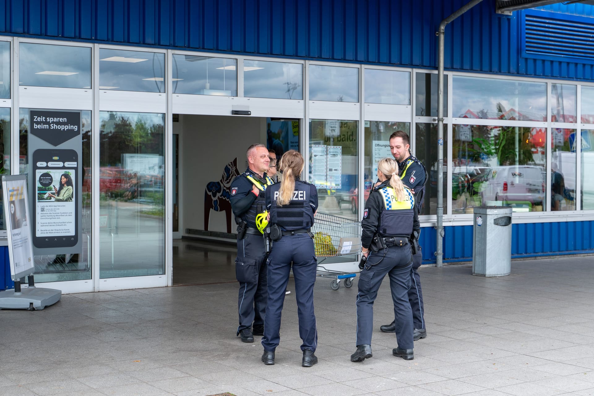 Polizeikräfte vor Ikea in Hamburg-Moorfleet: Nach einer telefonischen Bedrohung rückten mehrere Streifenwagen an.