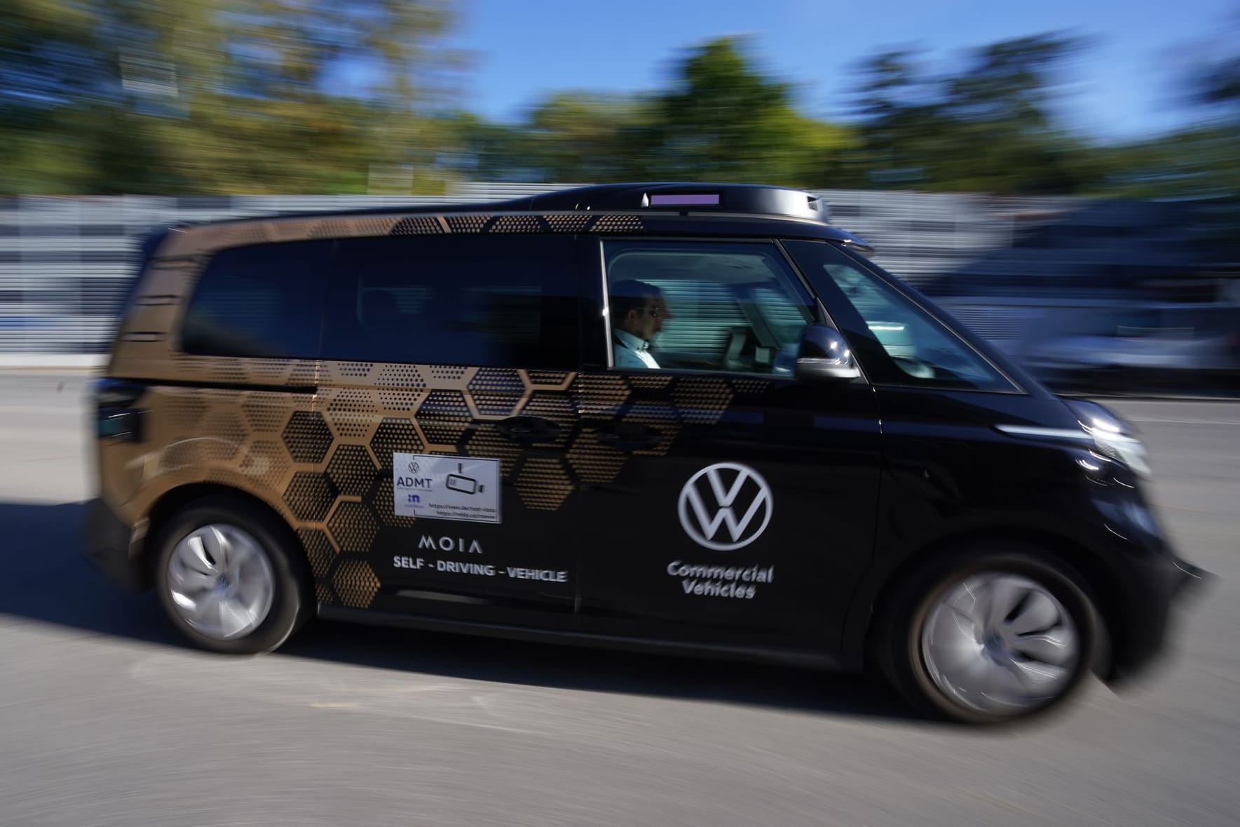 Ein autonom fahrender ID Buzz AD: In Hamburg bringt der Sammeltaxianbieter Moia das Shuttle auf die Straße.