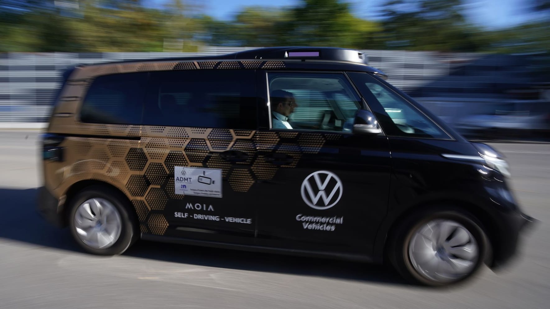 Ein autonom fahrender ID Buzz AD: In Hamburg bringt der Sammeltaxianbieter Moia das Shuttle auf die Straße.