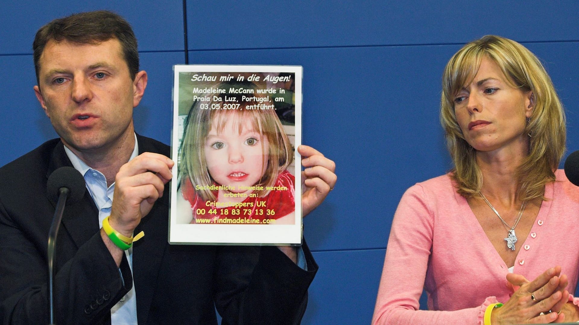 Gerry und Kate McCann, Eltern der damals vierjährigen Madeleine McCann, auf einer Pressekonferenz (Archivbild): Sie sind weiterhin entschlossen, bei der Suche nichts unversucht zu lassen. Gerry und Kate McCann, Eltern der damals vierjährigen Madeleine McCann, auf einer Pressekonferenz (Archivbild): Sie sind weiterhin entschlossen, bei der Suche nichts unversucht zu lassen.