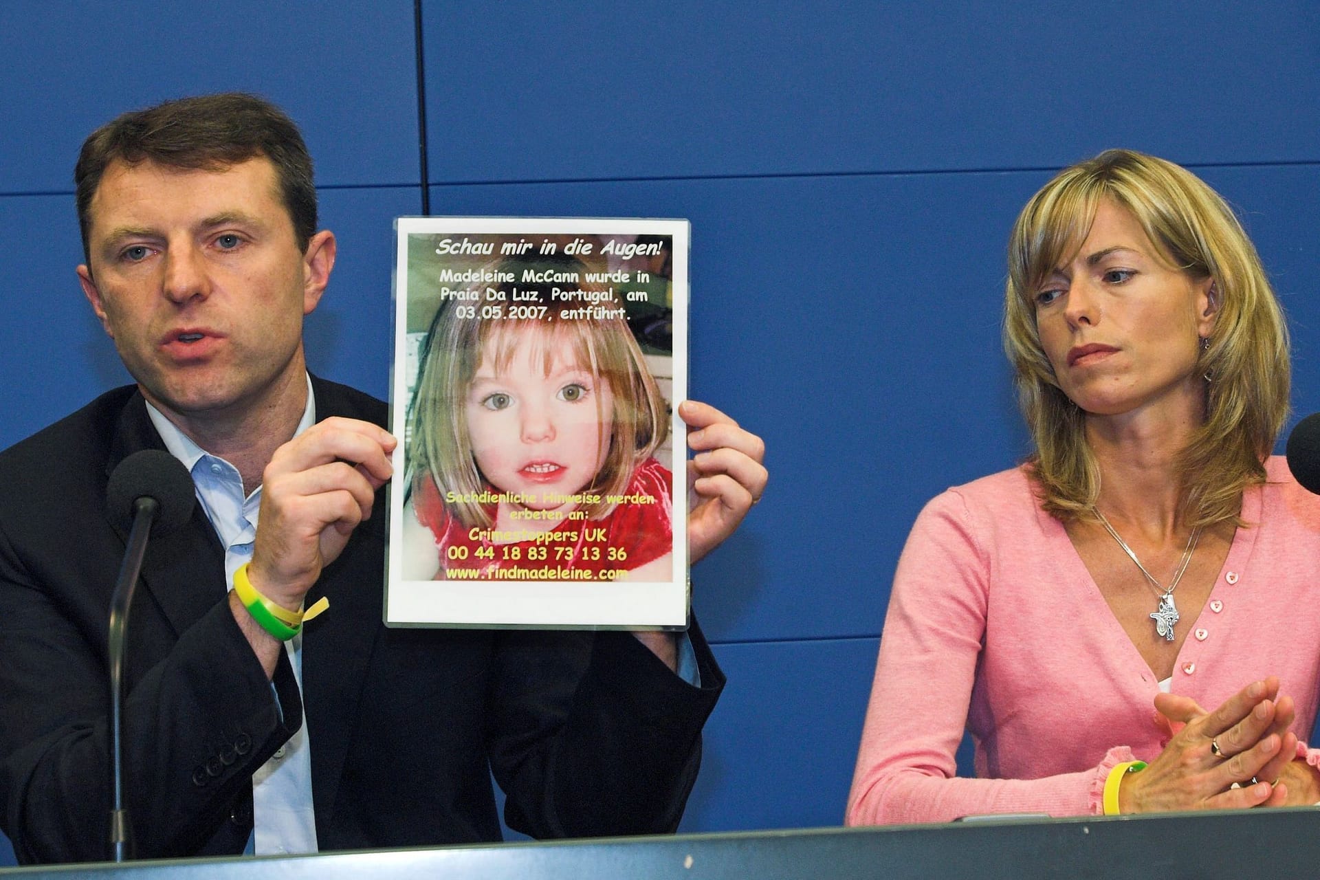 Gerry und Kate McCann, Eltern der damals vierjährigen Madeleine McCann, auf einer Pressekonferenz (Archivbild): Sie sind weiterhin entschlossen, bei der Suche nichts unversucht zu lassen.