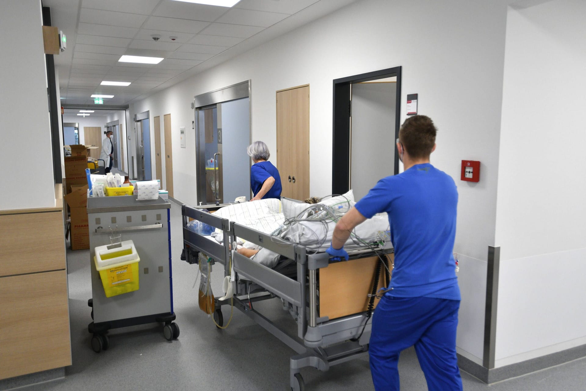 Blick in die Intensivstation einer Klinik (Symbolbild): Im Ernstfall greifen abgestimmte Notfallpläne und Krisenprotokolle.