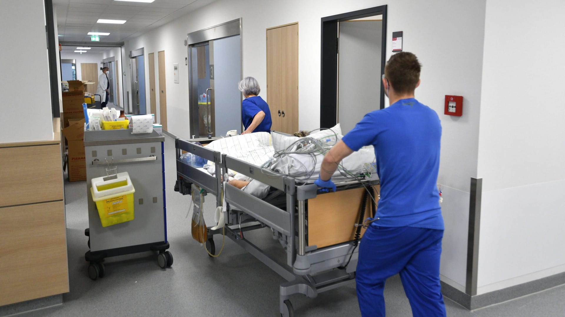 Blick in die Intensivstation einer Klinik (Symbolbild): Im Ernstfall greifen abgestimmte Notfallpläne und Krisenprotokolle.