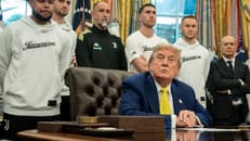 Trump beantwortet Kriegsfragen vor Fußballteam