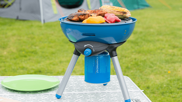 Camping-Grill von Campingaz: Mit einem transportablen Grill lassen sich Speisen auch unterwegs zubereiten.