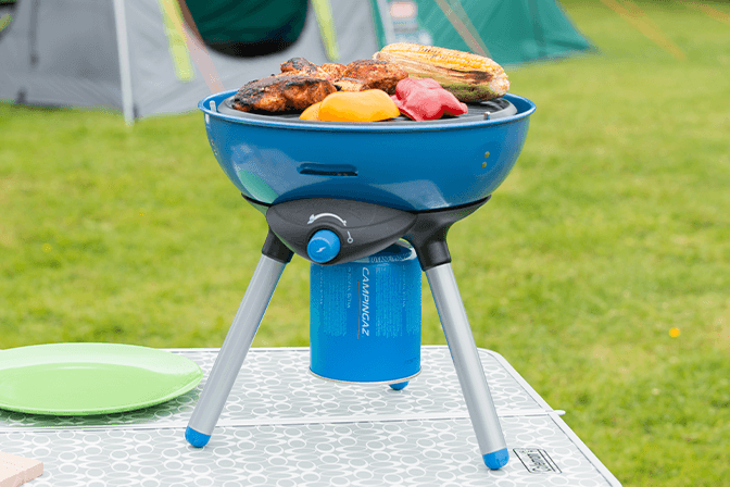 Camping-Grill von Campingaz: Mit einem transportablen Grill lassen sich Speisen auch unterwegs zubereiten.