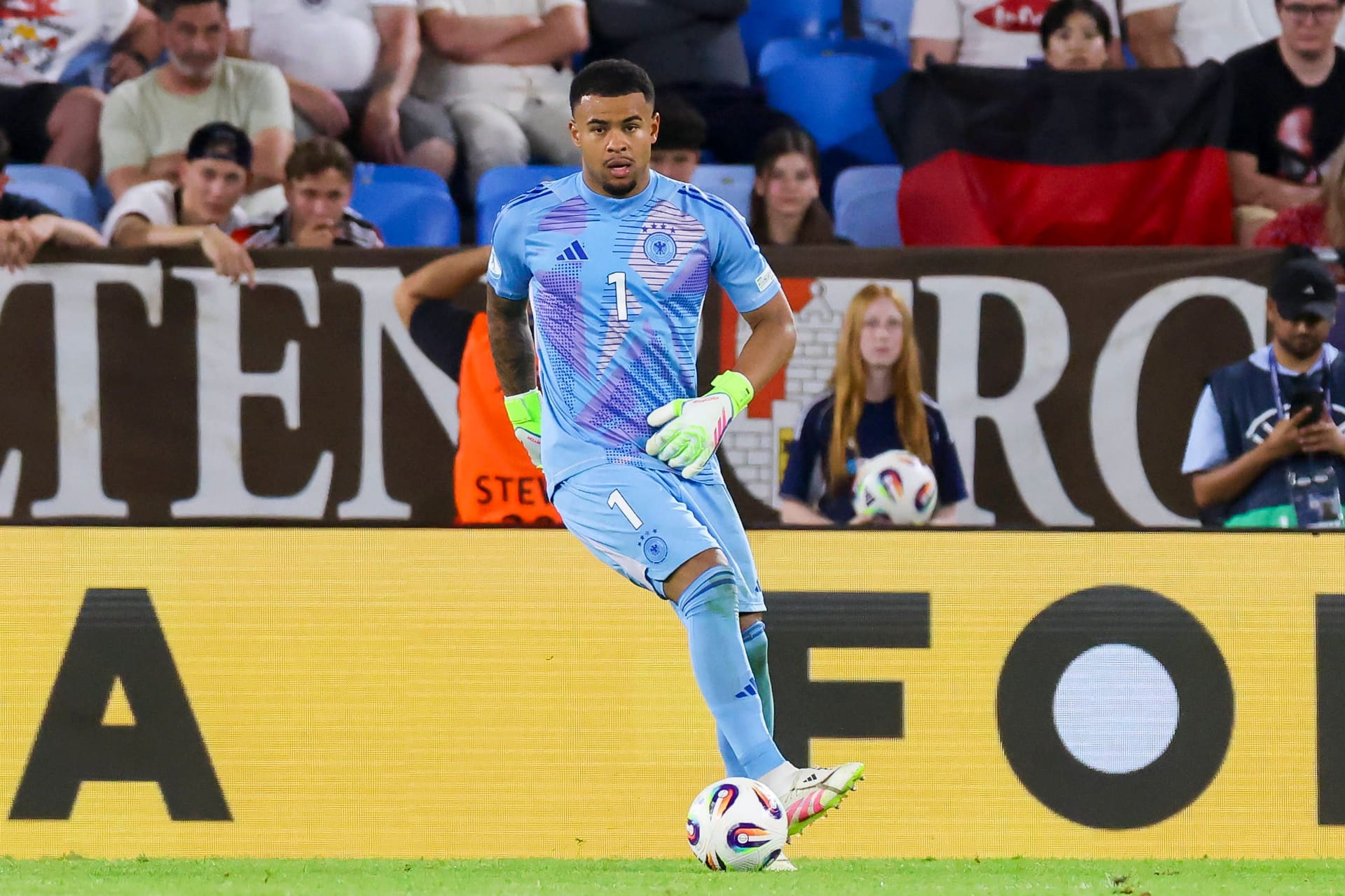 Noah Atubolu: Wehrte vor dem 0:1 noch gut ab, war beim zweiten Schuss aber machtlos (5. Minute). Beim 0:2 wurde er getunnelt, trug aber nicht wirklich Schuld (24.). Parierte stark gegen McAtee kurz vor der Pause (40.). Wurde sonst nicht mehr ernsthaft geprüft. Note 3 Noah Atubolu: Wehrte vor dem 0:1 noch gut ab, war beim zweiten Schuss aber machtlos (5. Minute). Beim 0:2 wurde er getunnelt, trug aber nicht wirklich Schuld (24.). Parierte stark gegen McAtee kurz vor der Pause (40.). Wurde sonst nicht mehr ernsthaft geprüft. Note 3