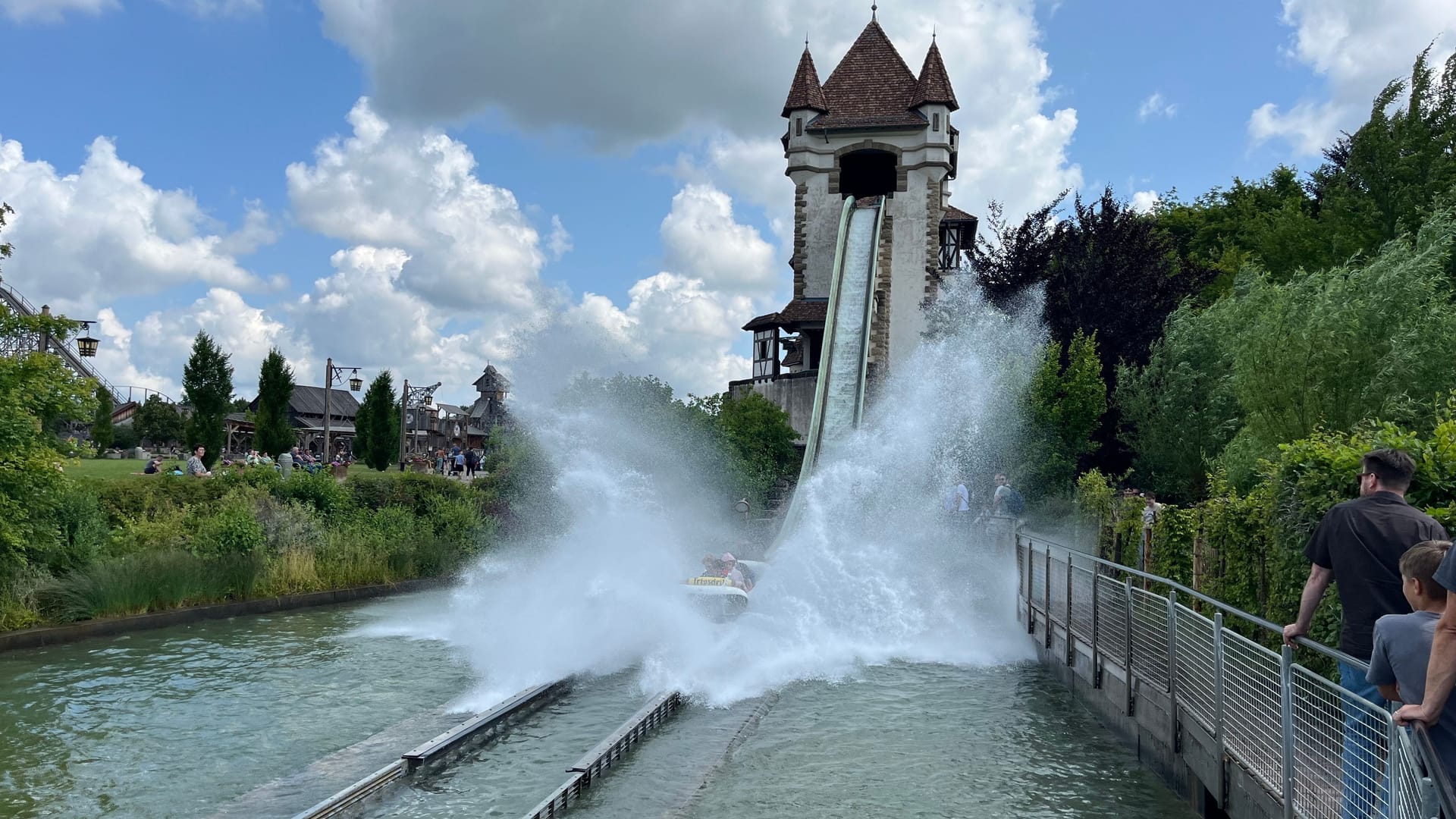 Die Wildwasserbahn im Erlebnispark Tripsdrill: Besucher sind auf der Attraktion in Metallbadewannen bis zu 60 Stundenkilometer schnell unterwegs.