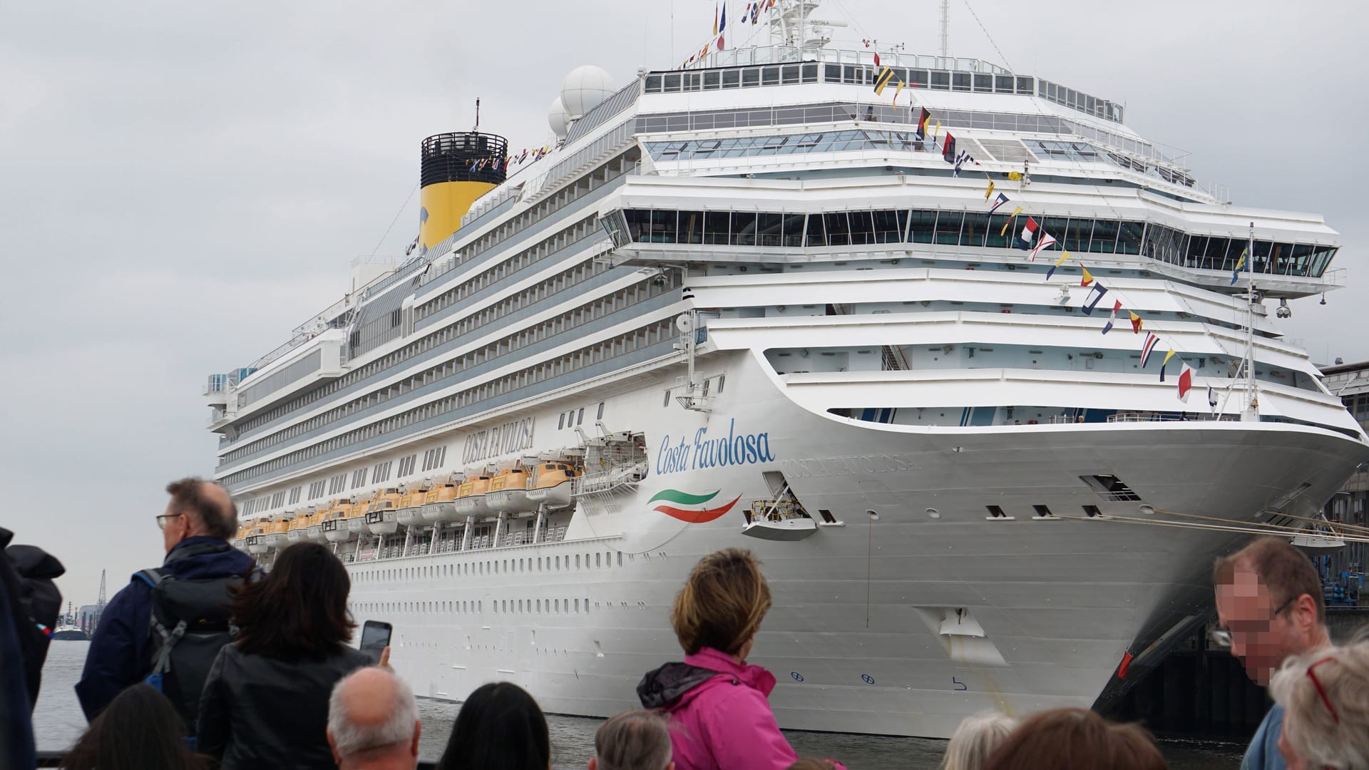 Die "Costa Favolosa" im Hamburger Hafen: Auch dieses Kreuzfahrtschiff kommt 2025 noch häufiger in die Hansestadt.