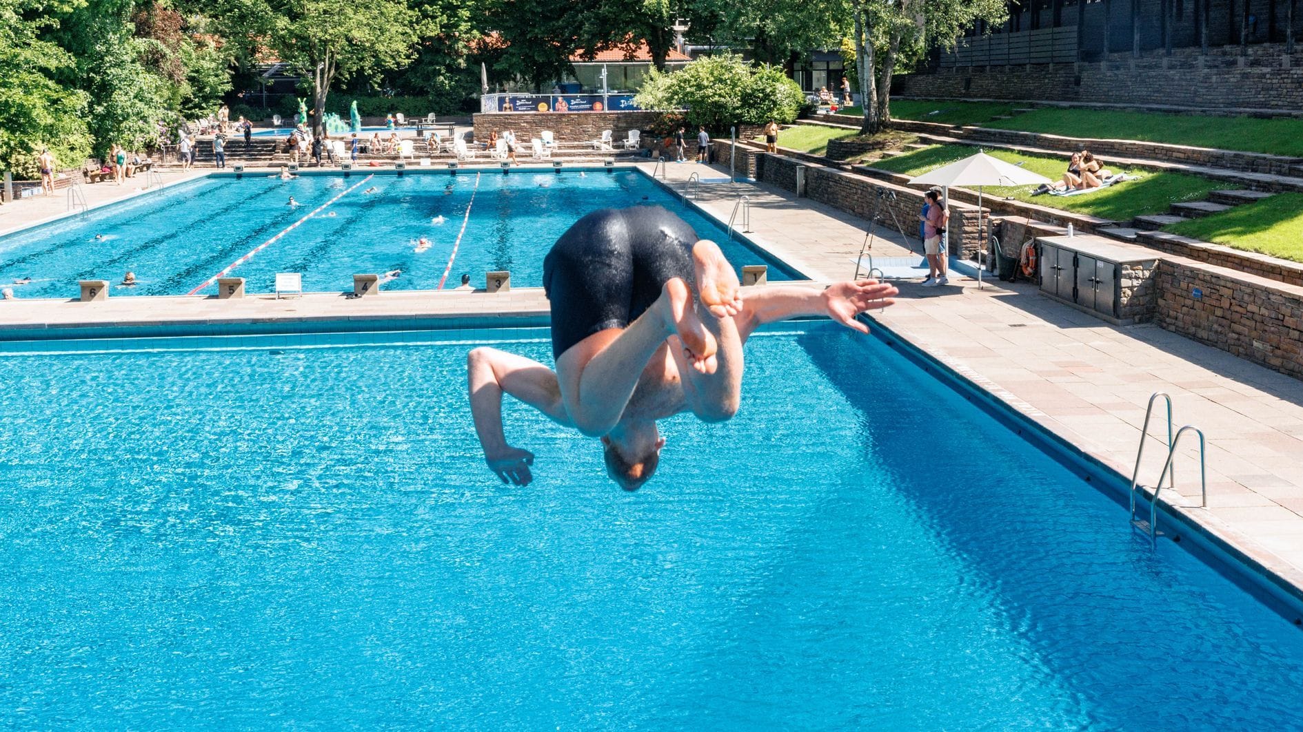 Badegast springt vom 3-Meter Turm (Symbolbild): Bäderland mahnt Eltern in Hamburg zu besonderer Vorsicht. Badegast springt vom 3-Meter Turm (Symbolbild): Bäderland mahnt Eltern in Hamburg zu besonderer Vorsicht.