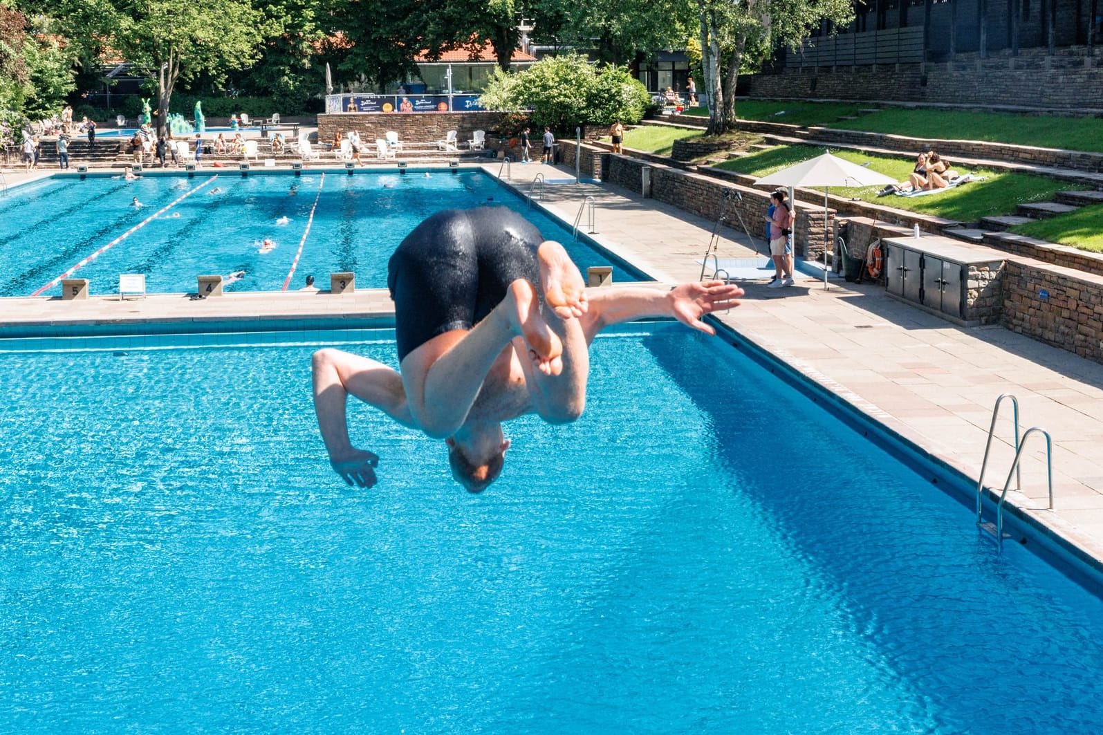 Badegast springt vom 3-Meter Turm (Symbolbild): Bäderland mahnt Eltern in Hamburg zu besonderer Vorsicht.