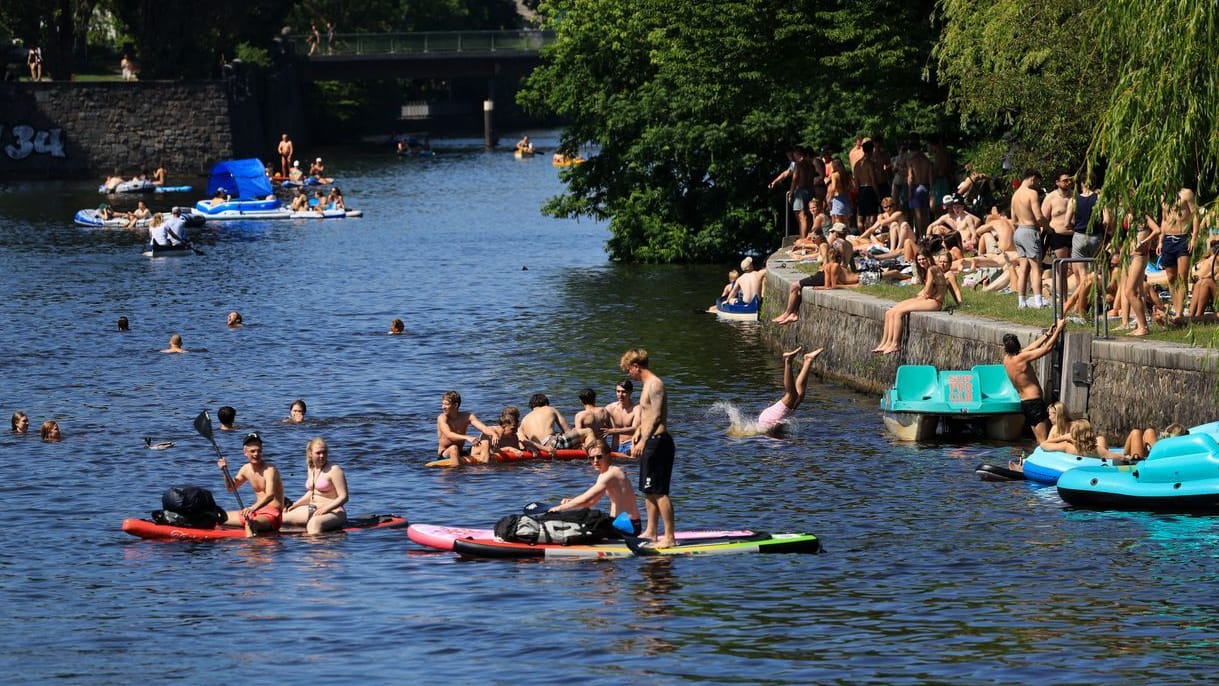 Viele Menschen in Badekleidung auf oder an der Alster am vergangenen Samstag: Viele Menschen freuen sich auf die hohen Temperaturen – doch es gibt auch Risiken.