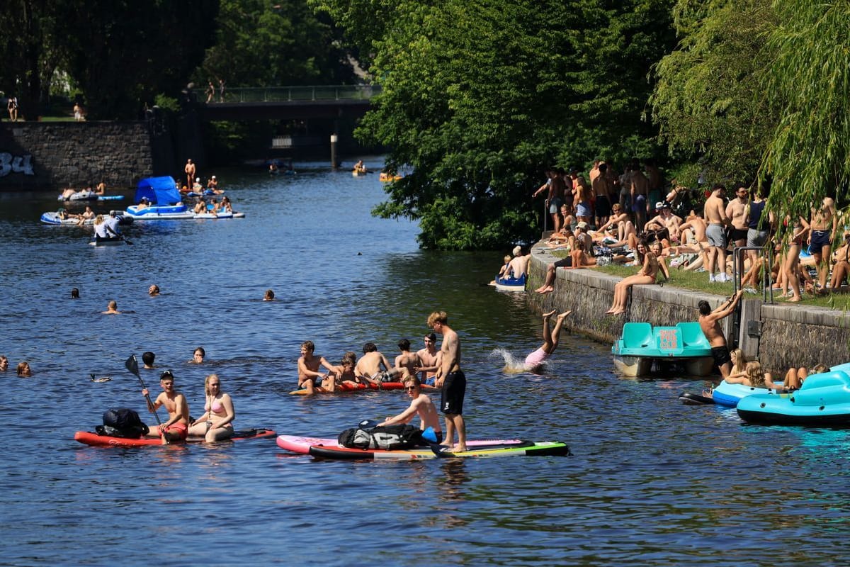 Viele Menschen in Badekleidung auf oder an der Alster am vergangenen Samstag: Viele Menschen freuen sich auf die hohen Temperaturen – doch es gibt auch Risiken.