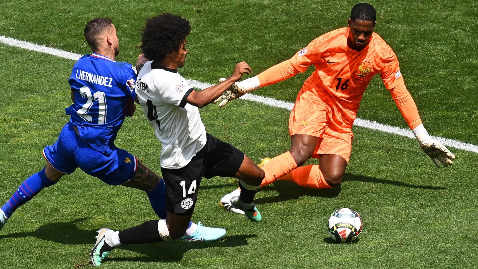 Deutschlands Karim Adeyemi (M.) geht im Strafraum zu Boden.