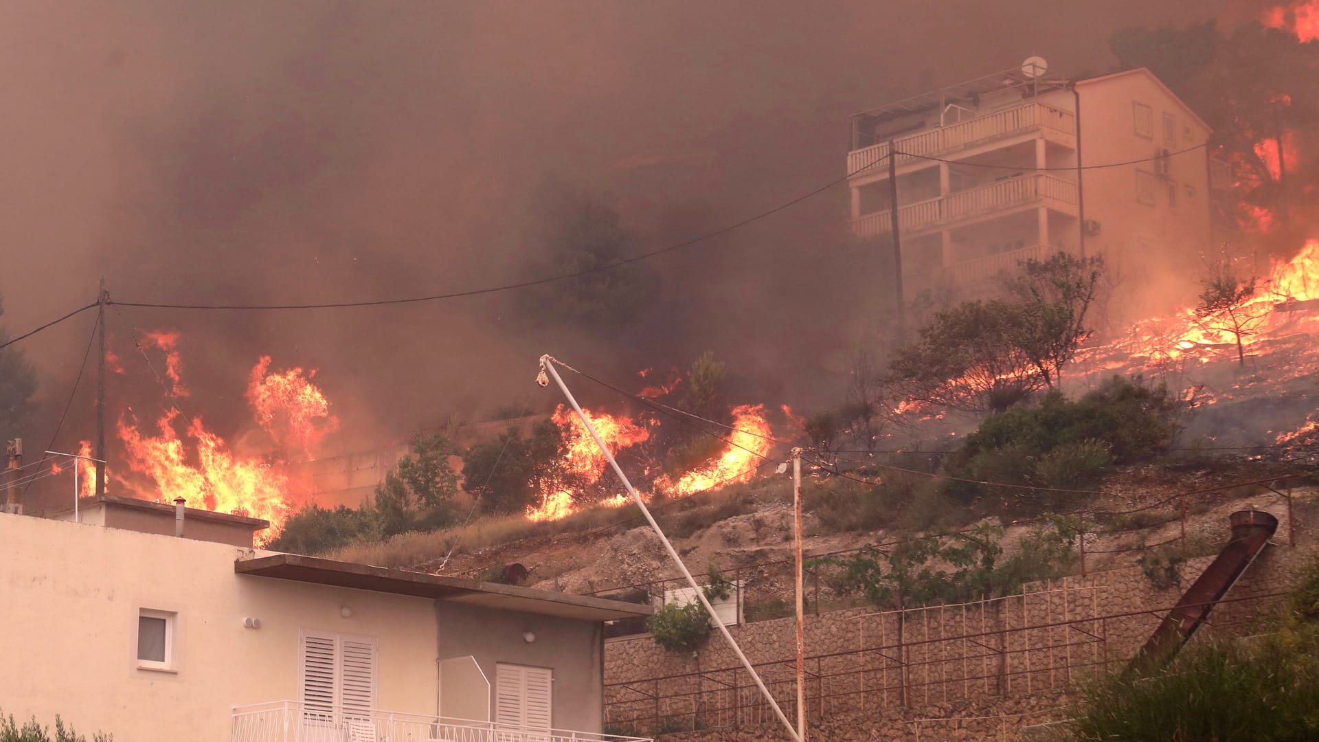 Waldbrände drohen in Kroatien auf Wohnhäuser überzugreifen: Die Feuerwehr hat die Flammen nicht unter Kontrolle.