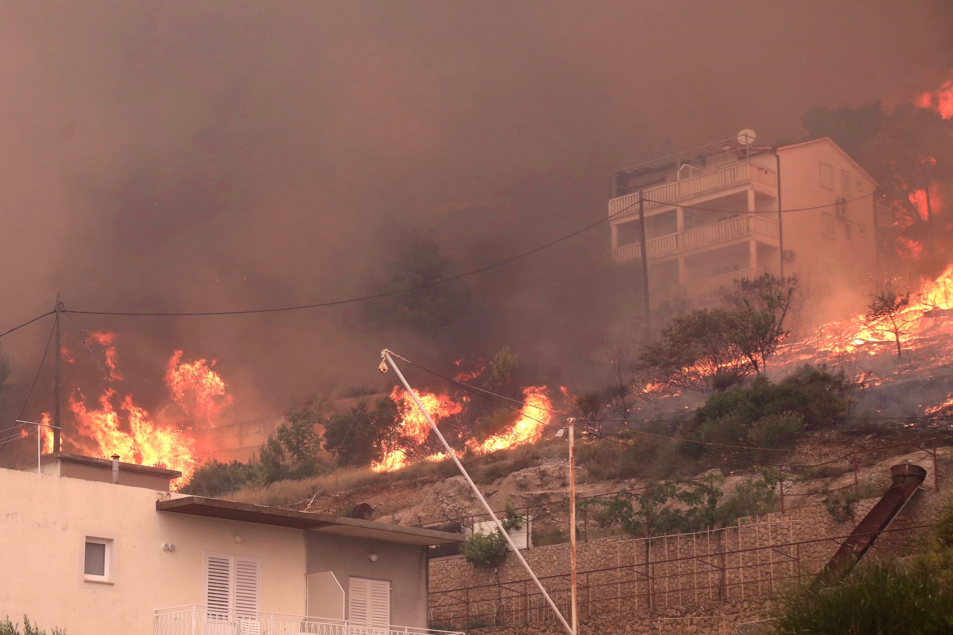 Waldbrände drohen in Kroatien auf Wohnhäuser überzugreifen: Die Feuerwehr hat die Flammen nicht unter Kontrolle. Waldbrände drohen in Kroatien auf Wohnhäuser überzugreifen: Die Feuerwehr hat die Flammen nicht unter Kontrolle.