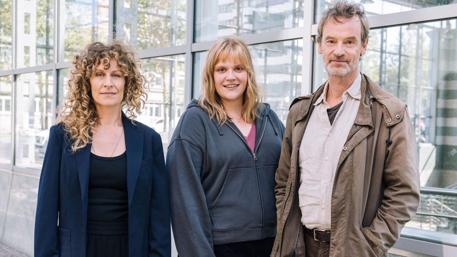 Das Dortmunder "Tatort"-Team: Jörg Hartmann (r.) als Kommissar Peter Faber und Stefanie Reinsperger (M.) als Kommissarin Rosa Herzog. Die neue Chefin der Mordkommission Ira Klasnič (Alessija Lause, l.) leitet die Ermittlungen. Das Dortmunder "Tatort"-Team: Jörg Hartmann (r.) als Kommissar Peter Faber und Stefanie Reinsperger (M.) als Kommissarin Rosa Herzog. Die neue Chefin der Mordkommission Ira Klasnič (Alessija Lause, l.) leitet die Ermittlungen.
