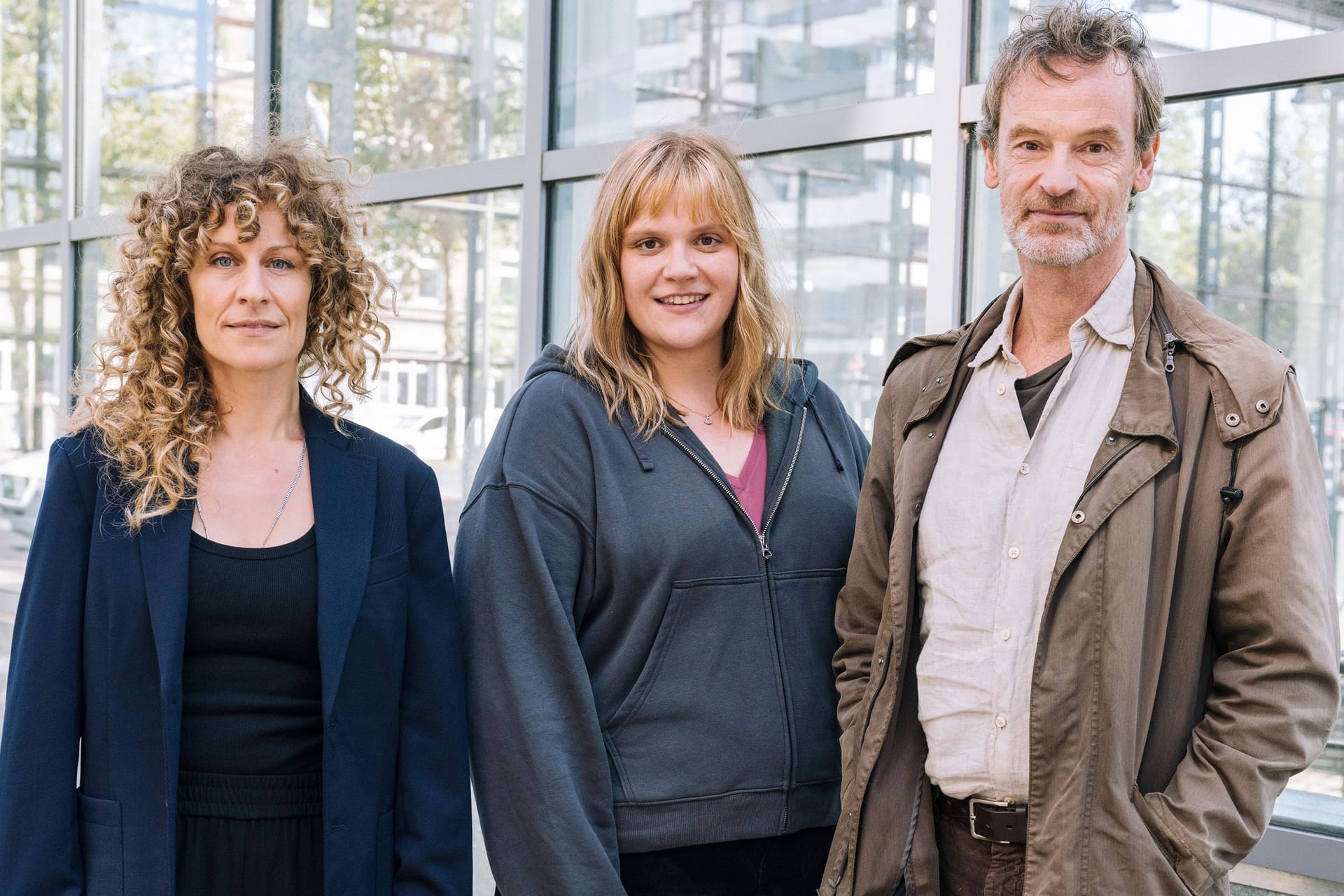 Das Dortmunder "Tatort"-Team: Jörg Hartmann (r.) als Kommissar Peter Faber und Stefanie Reinsperger (M.) als Kommissarin Rosa Herzog. Die neue Chefin der Mordkommission Ira Klasnič (Alessija Lause, l.) leitet die Ermittlungen.