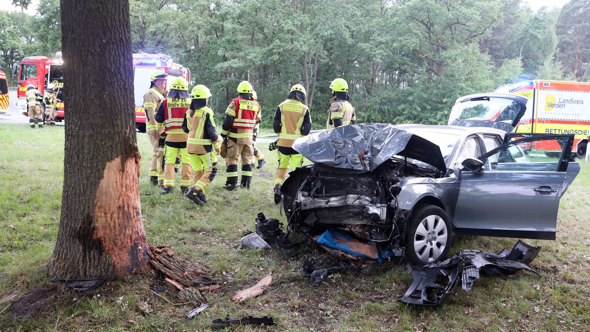 Einsatzkräfte der Feuerwehr Achim an der Unfallstelle: Trotz Sperrung versuchten Autofahrer weiterzufahren.