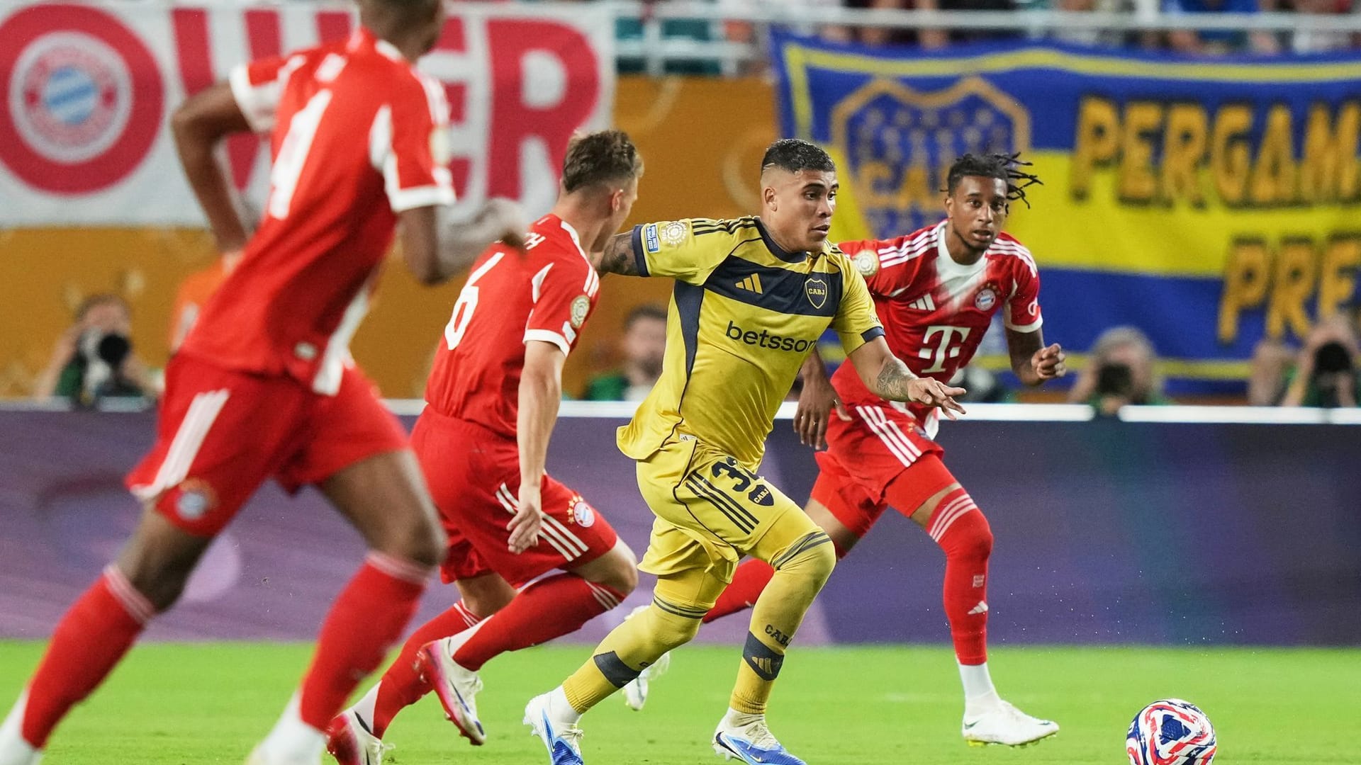 Ayrton Costa versucht sich gegen die Bayern-Spieler Joshua Kimmich und Michael Olise.