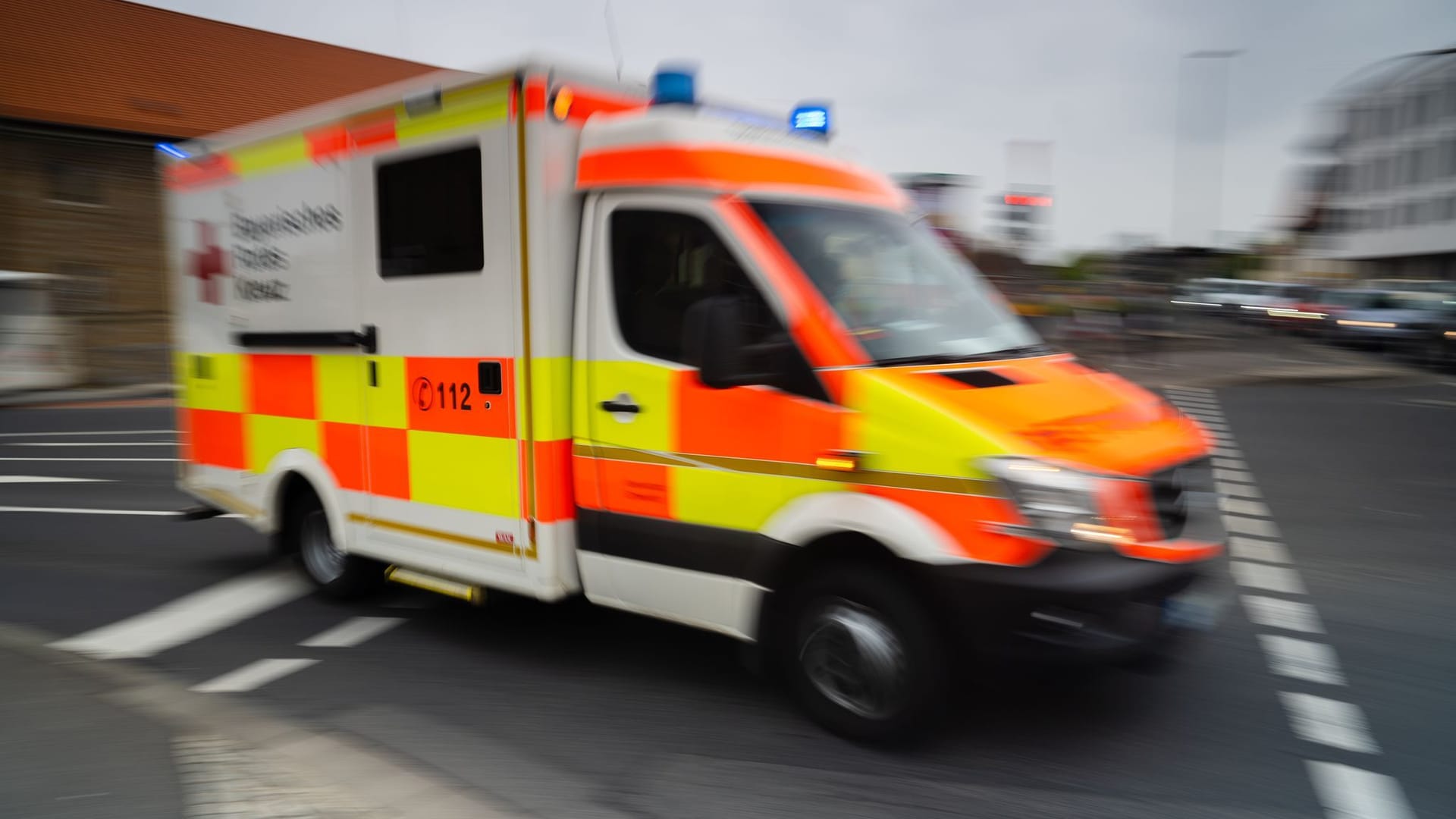 Ein Rettungswagen (Symbolbild): Die Seniorin kam nach dem Unfall in ein Krankenhaus.