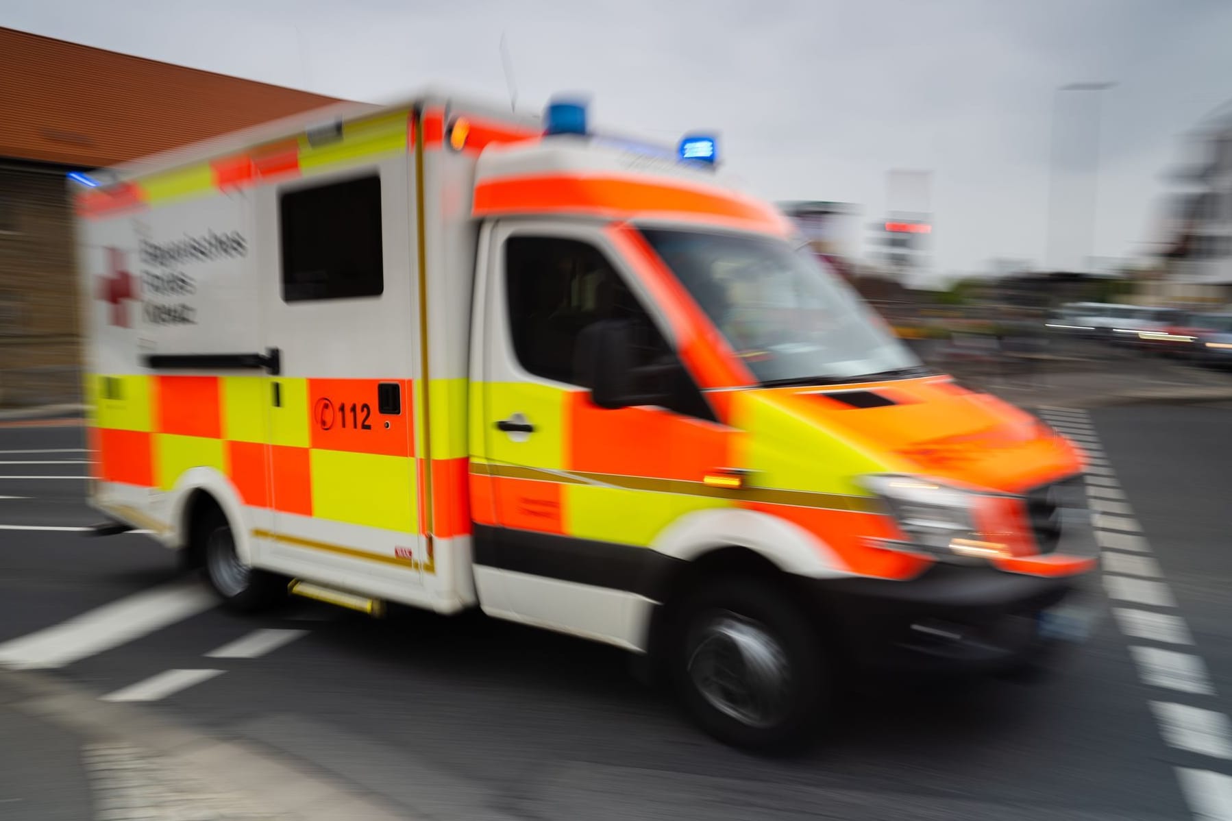 Ein Rettungswagen (Symbolbild): Die Seniorin kam nach dem Unfall in ein Krankenhaus.