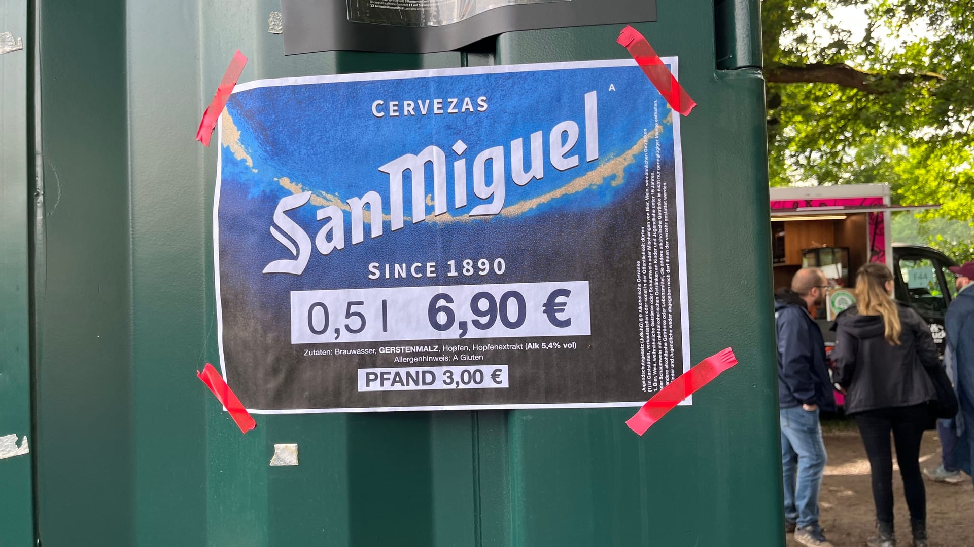 Ein Preisschild bei Rock im Park: 6,90 Euro werden in diesem Jahr für einen halben Liter fällig.